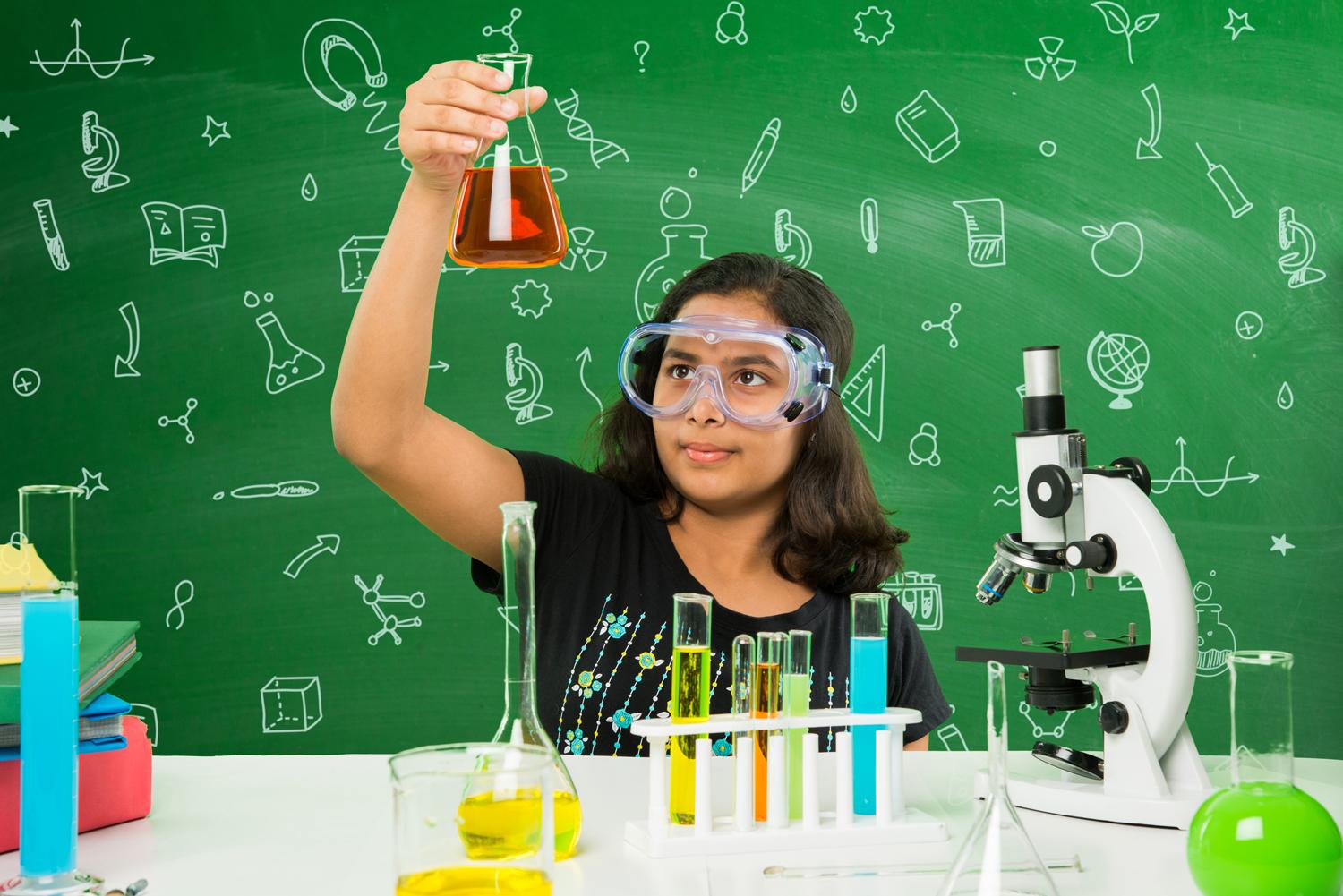 Indisches Mädchen führt ein chemisches Experiment durch