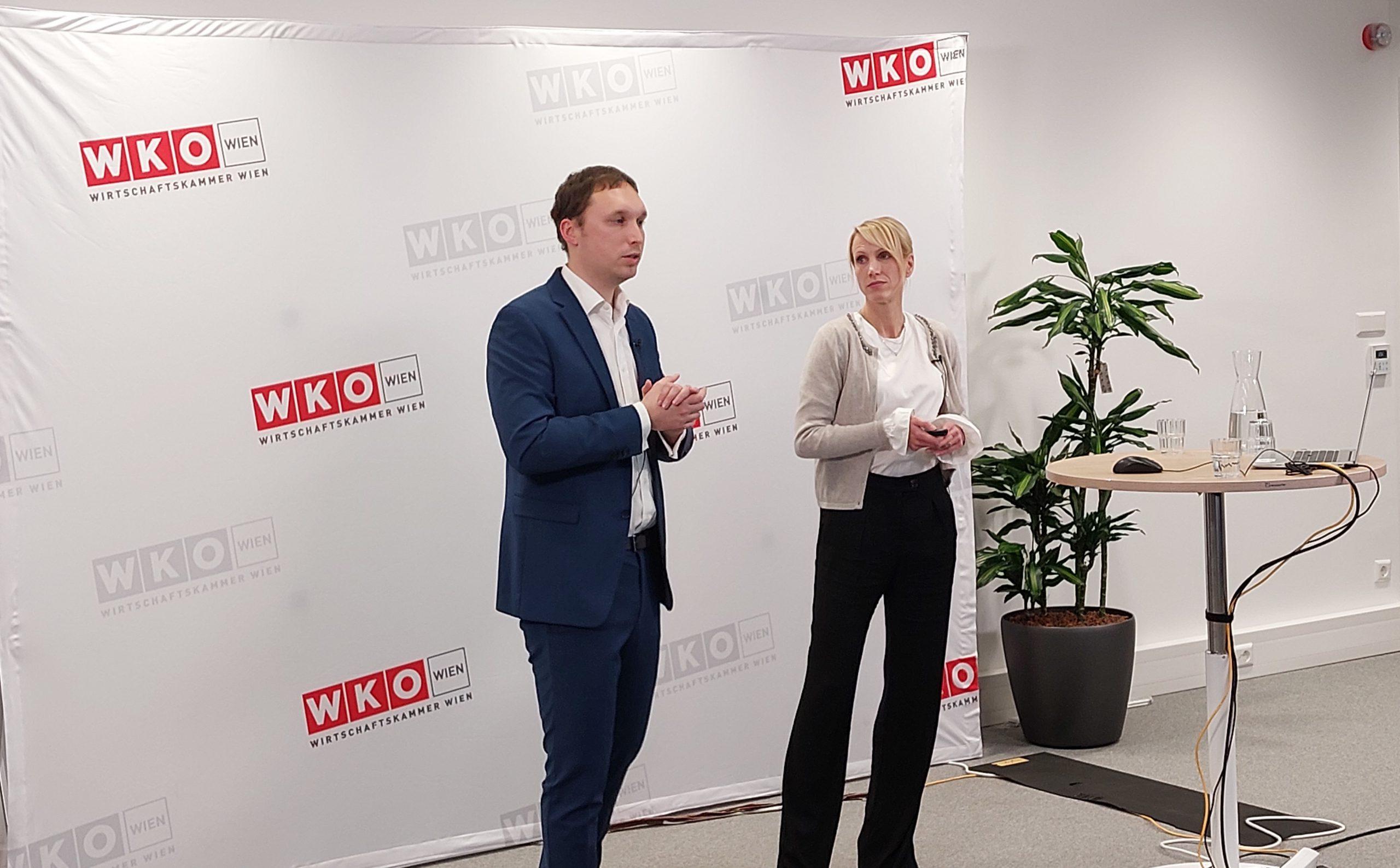 Matthias Scherer und Katharina Raabe-Stuppnig bei ihrem WKW-Vortrag