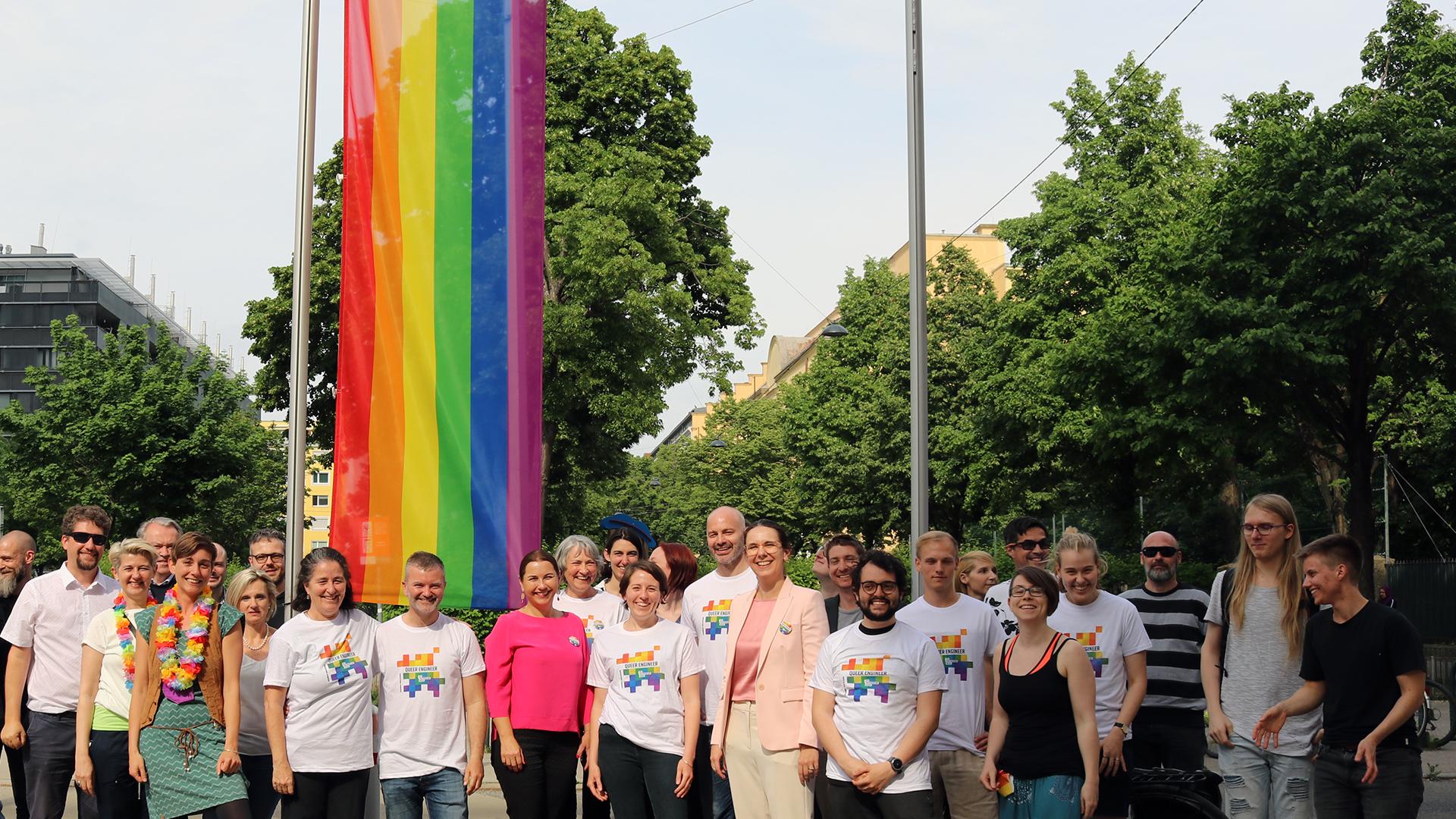 Hissen der Pride Flag