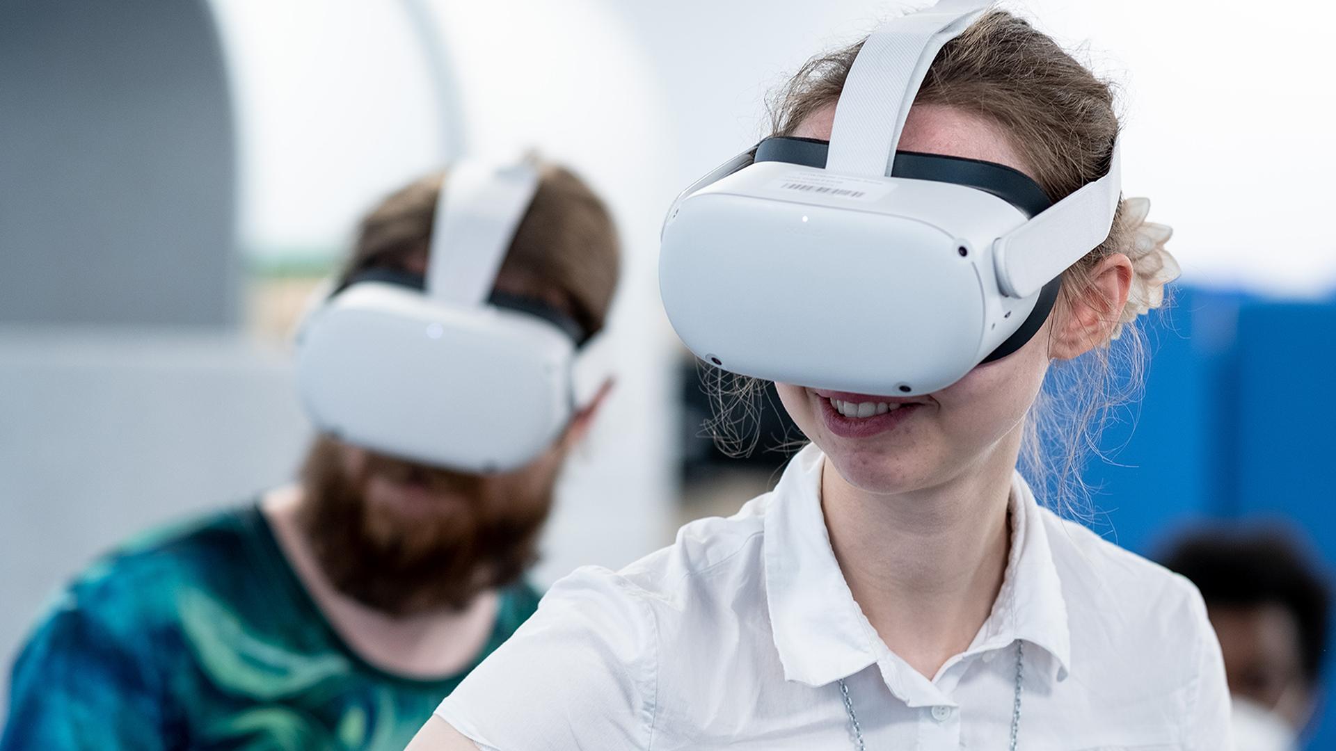 Zwei Personen mit VR-Brillen