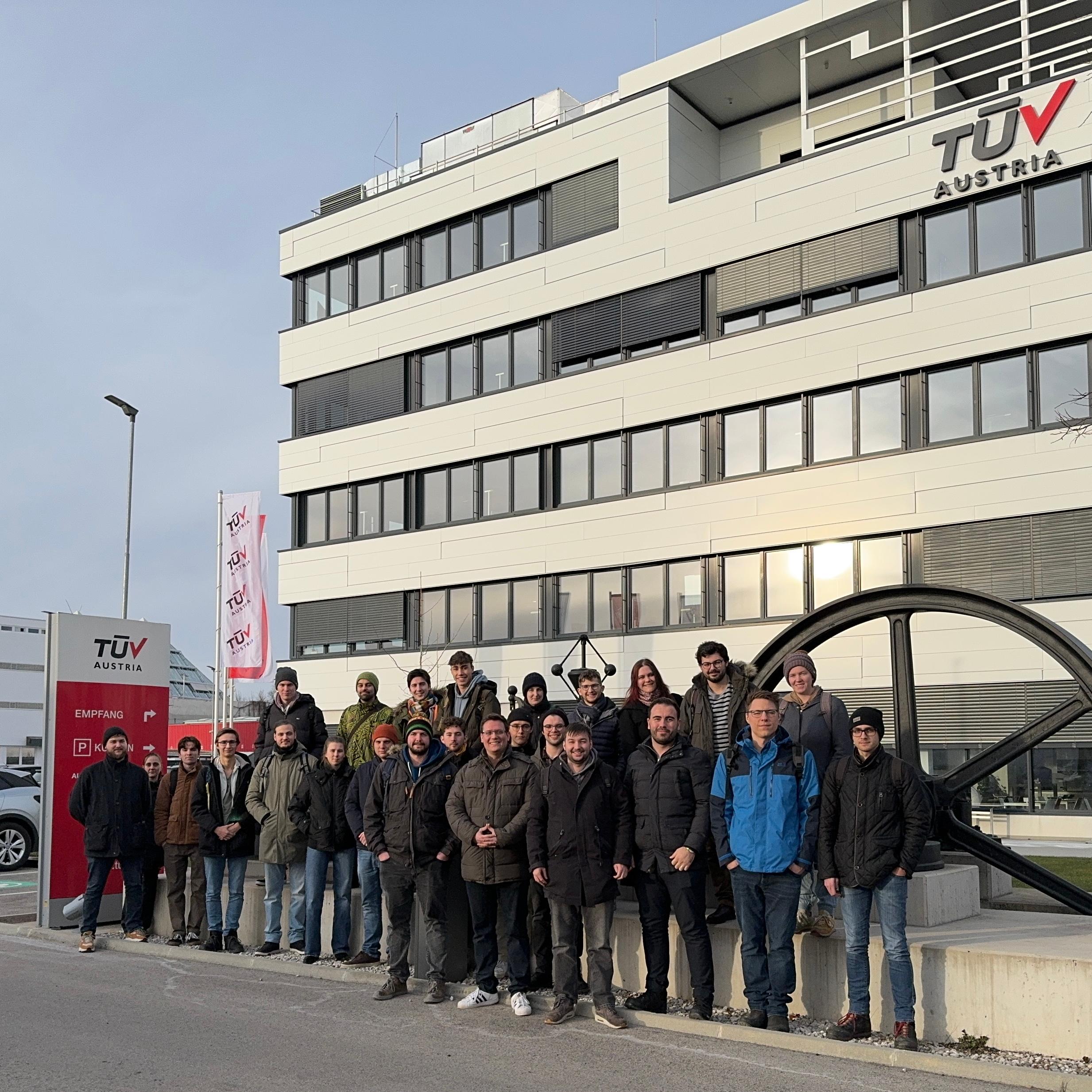 Gruppenfoto Exkursion Maschinenbau vor Gebäude TÜV Austria