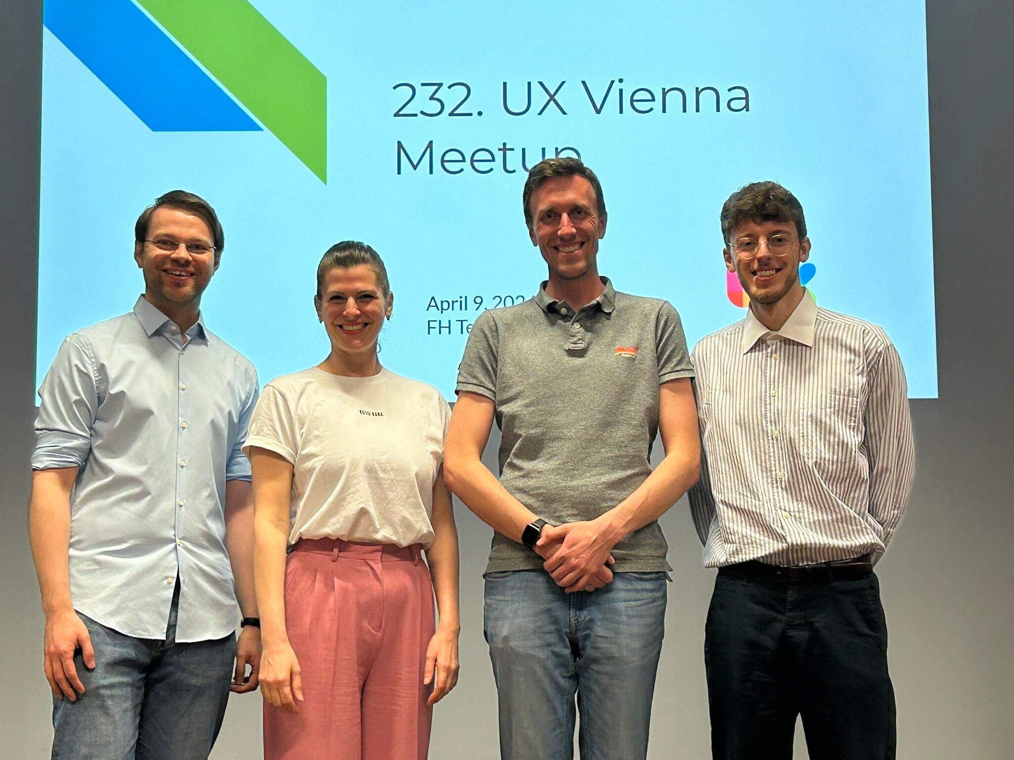 Gruppenfoto vor Hintergrund UX Vienna Meetup