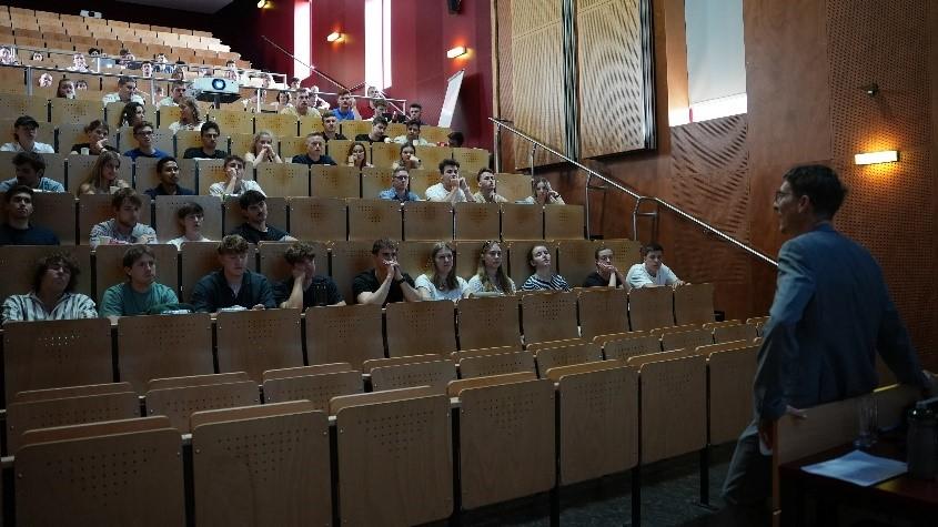 Studierende und Lektor im Audimax