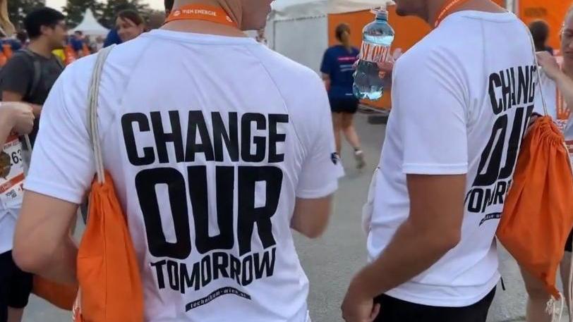 T-Shrits mit Aufschrift Change our tomorrow
