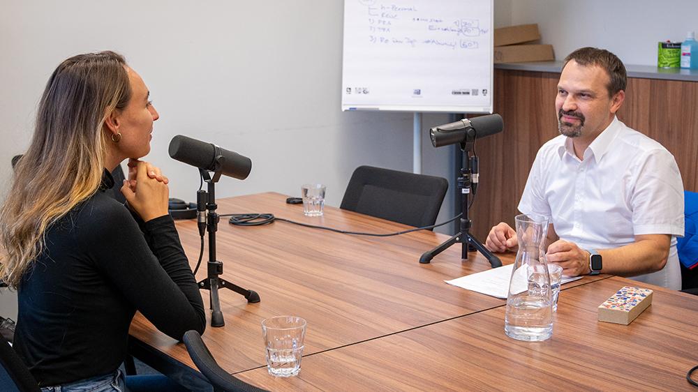 Bella Kitzwögerer und Christian Nebenführ bei der Podcast-Aufnahme