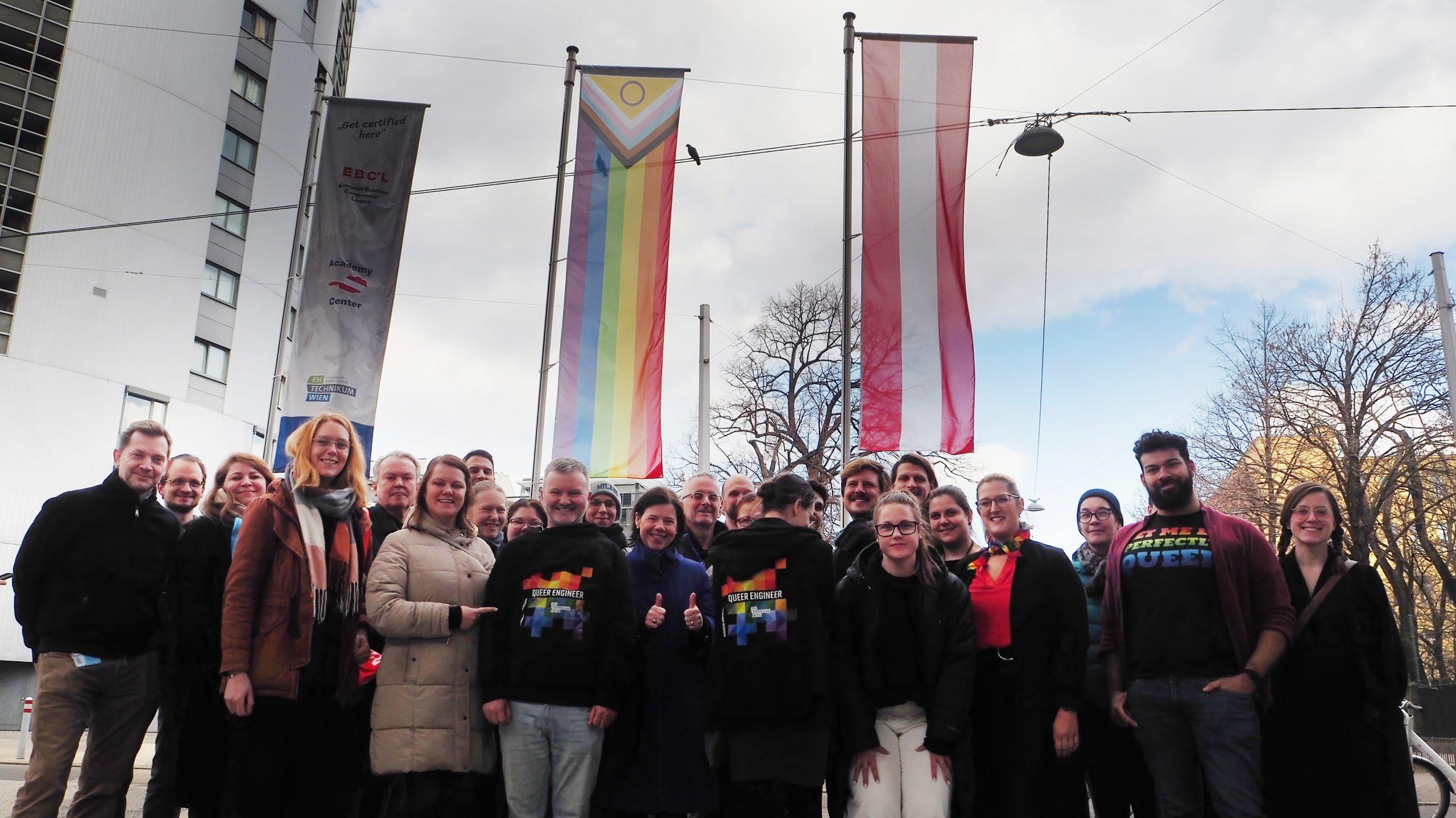 Gruppenfoto vor Pride-Fahne
