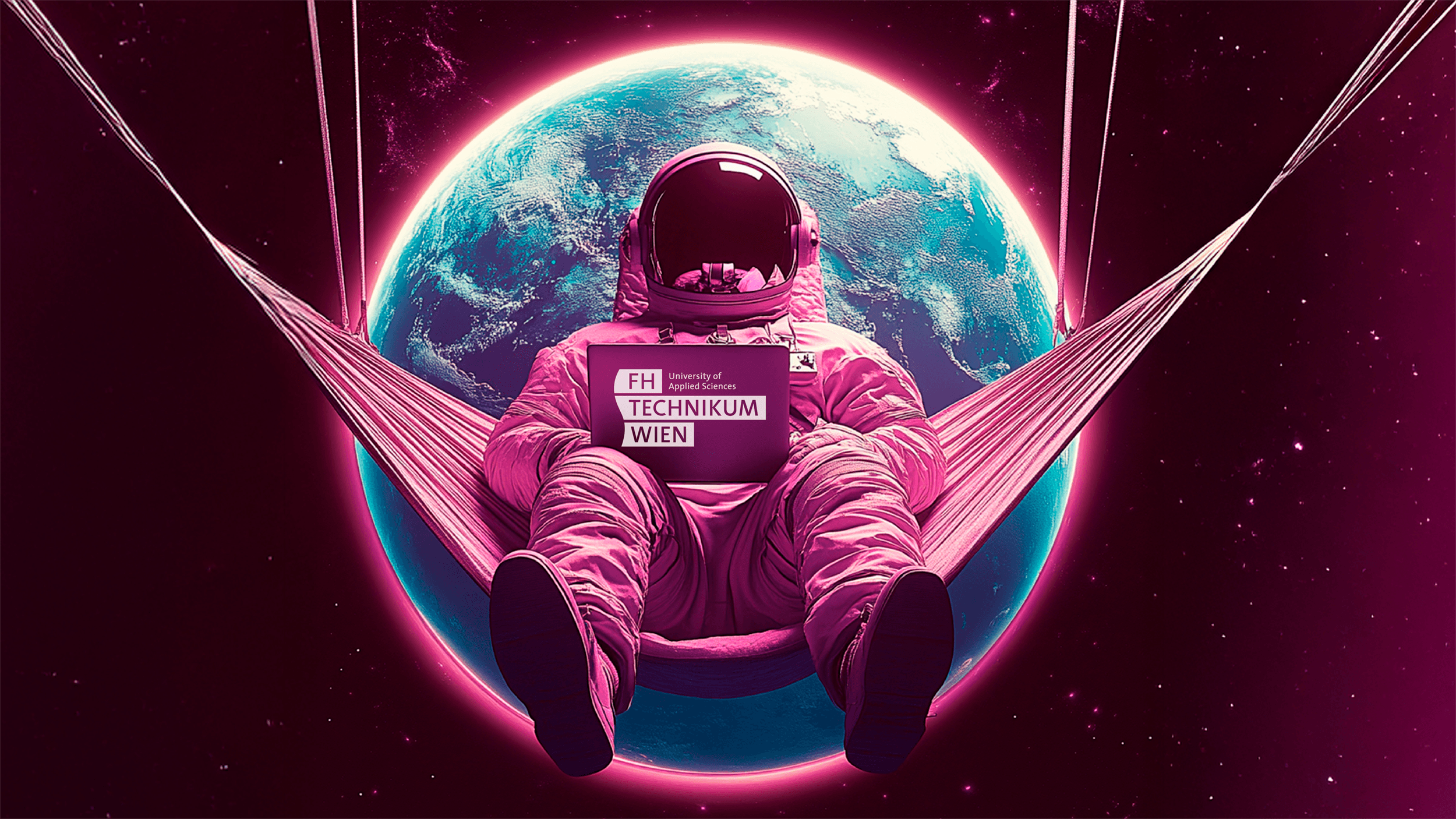 Ein Astronaut in einem rosafarbenen Anzug entspannt sich in einer Hängematte im Weltraum und hält ein Schild mit der Aufschrift FH Technikum Wien in die Höhe, während im Hintergrund die Erde hell leuchtet.