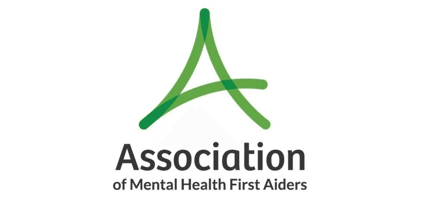 Logo für die Association of Mental Health First Aiders mit einem sich überlappenden grünen A und dem Namen der Organisation in schwarzer Schrift darunter.