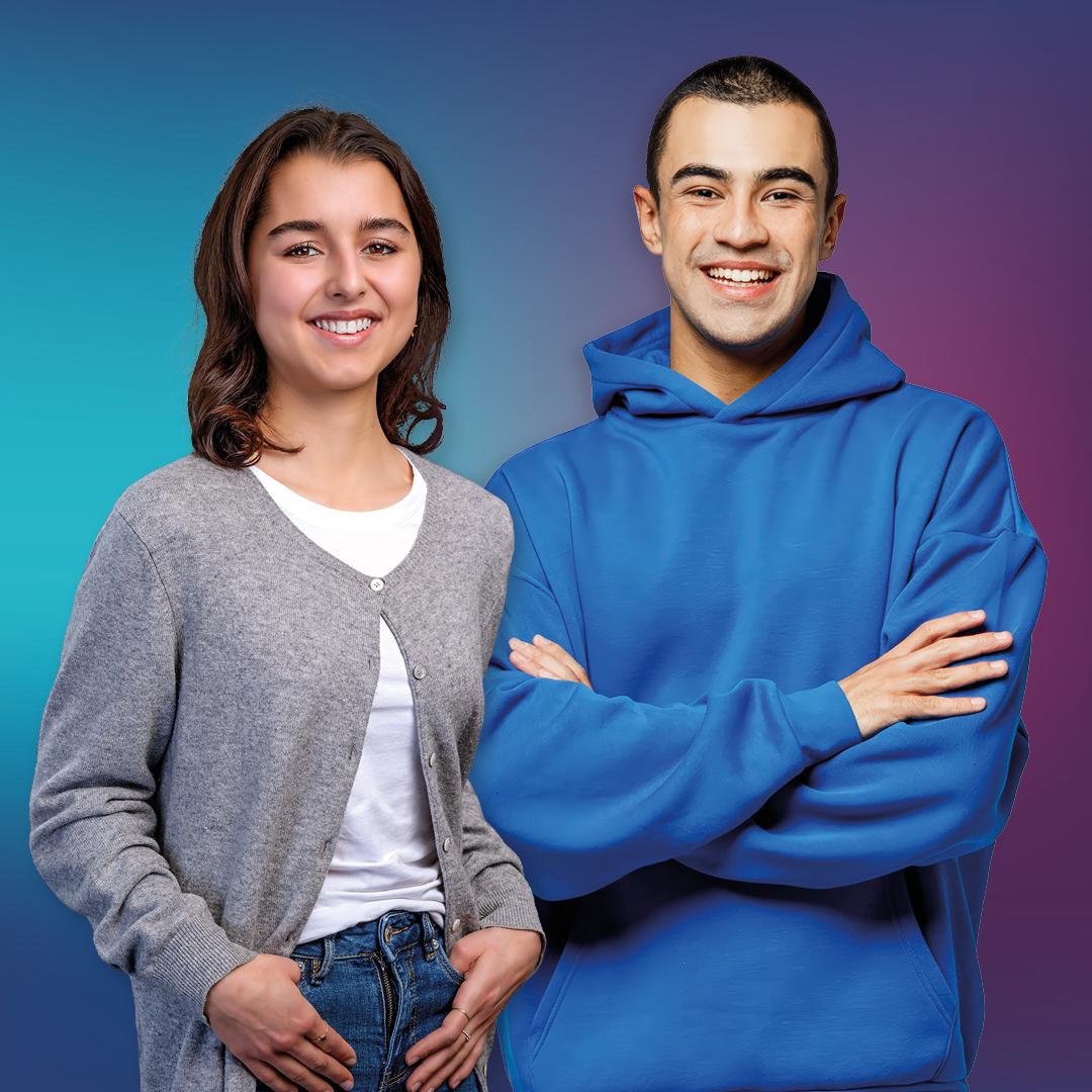 Zwei junge Erwachsene stehen Seite an Seite und lächeln in die Kamera. Die Frau trägt eine graue Strickjacke und ein weißes Hemd, während der Mann einen blauen Kapuzenpullover trägt und die Arme verschränkt hat. Der Hintergrund weist einen blauen und lila Farbverlauf auf.