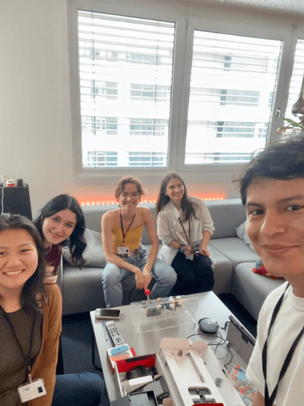 Team foto of group RAVCK with Coco, Rilinda, Toni, Karina and Victoria.