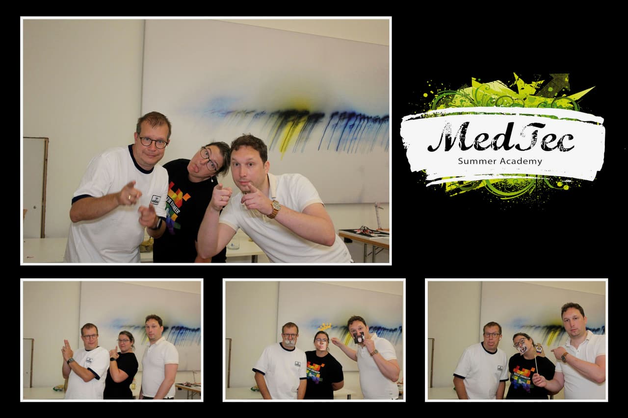 Drei Personen posieren spielerisch in einem Raum mit abstrakter Wandkunst, sie tragen weiße Hemden und Brillen. Das Logo der MedTec Summer Academy mit grünen Akzenten erscheint rechts über drei kleineren Bildern der Gruppe, die ähnliche Posen einnehmen.