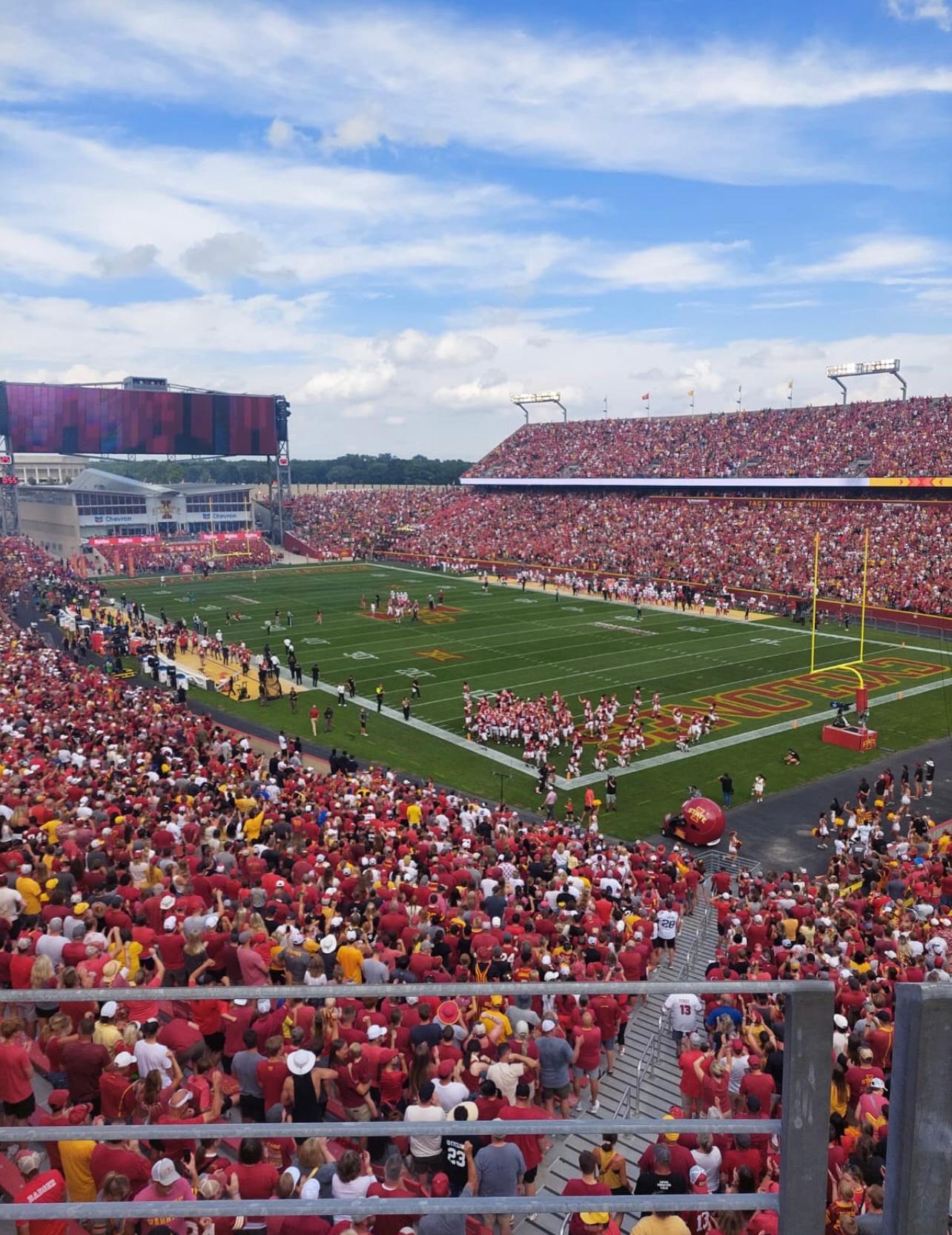 Ein Fußballstadion voller Menschen.
