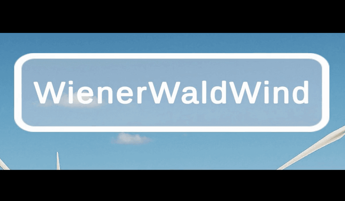 Weißer Text WienerWaldWind in einem abgerundeten Rechteck auf einem blauen Himmelshintergrund, wobei in den unteren Ecken kleine Teile von Windkraftanlagen sichtbar sind.