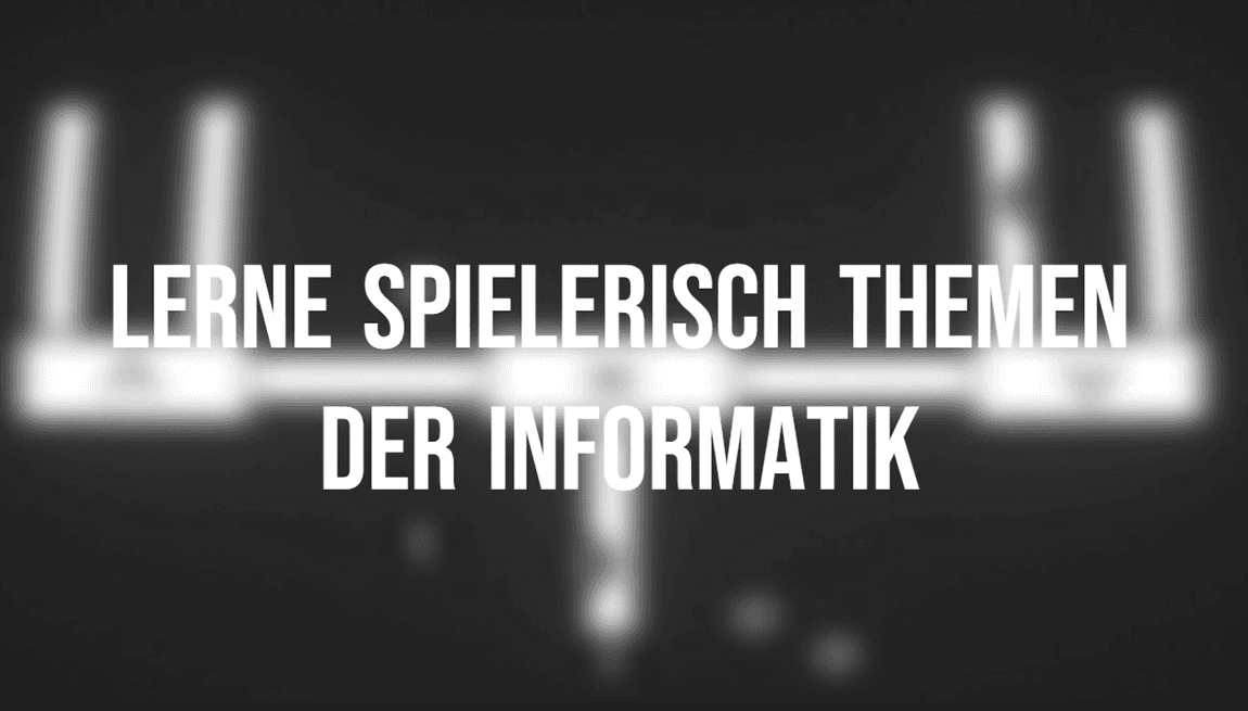 Der weiße deutsche Text LERNE SPIELERISCH THEMEN DER INFORMATIK erscheint zentriert auf einem dunklen, verschwommenen Hintergrund mit hellen Schlieren und leuchtenden Punkten. Der Text regt zum spielerischen Lernen von Informatik-Themen an.