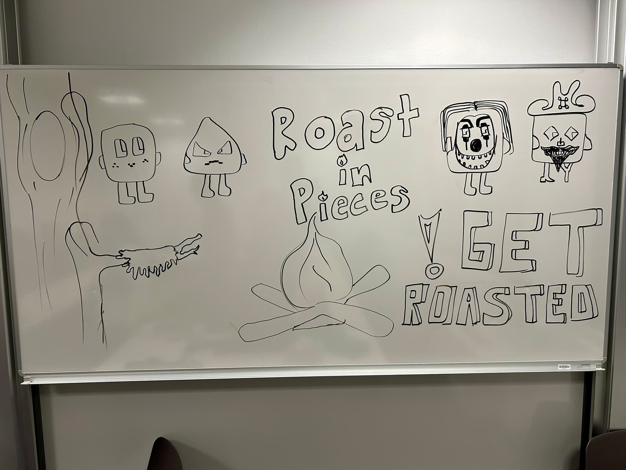 Eine Whiteboard-Zeichnung zeigt Cartoon-Marshmallows mit Gesichtern und Armen, einer über einem Lagerfeuer. Der Text lautet 'Roast in Pieces' und 'Get Roasted!' mit Kritzeleien von Bäumen und einem Feuer in der Mitte.