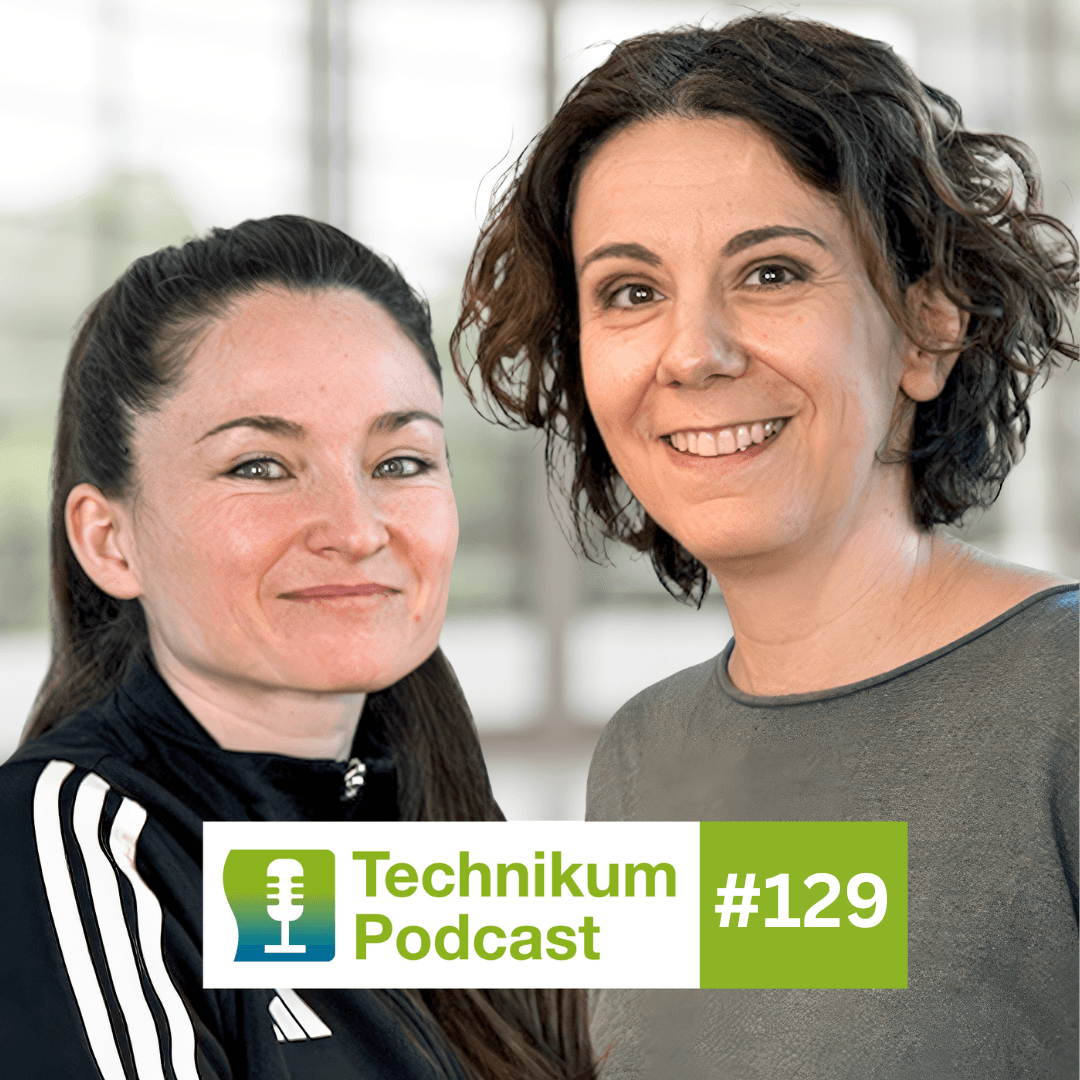 Zwei Frauen lächeln in die Kamera in einer hellen, unscharfen Innenraumumgebung. Ein Overlay am unteren Rand zeigt 'Technikum Podcast #129' mit einem grün-weißen Logo, das ein Mikrofon zeigt.
