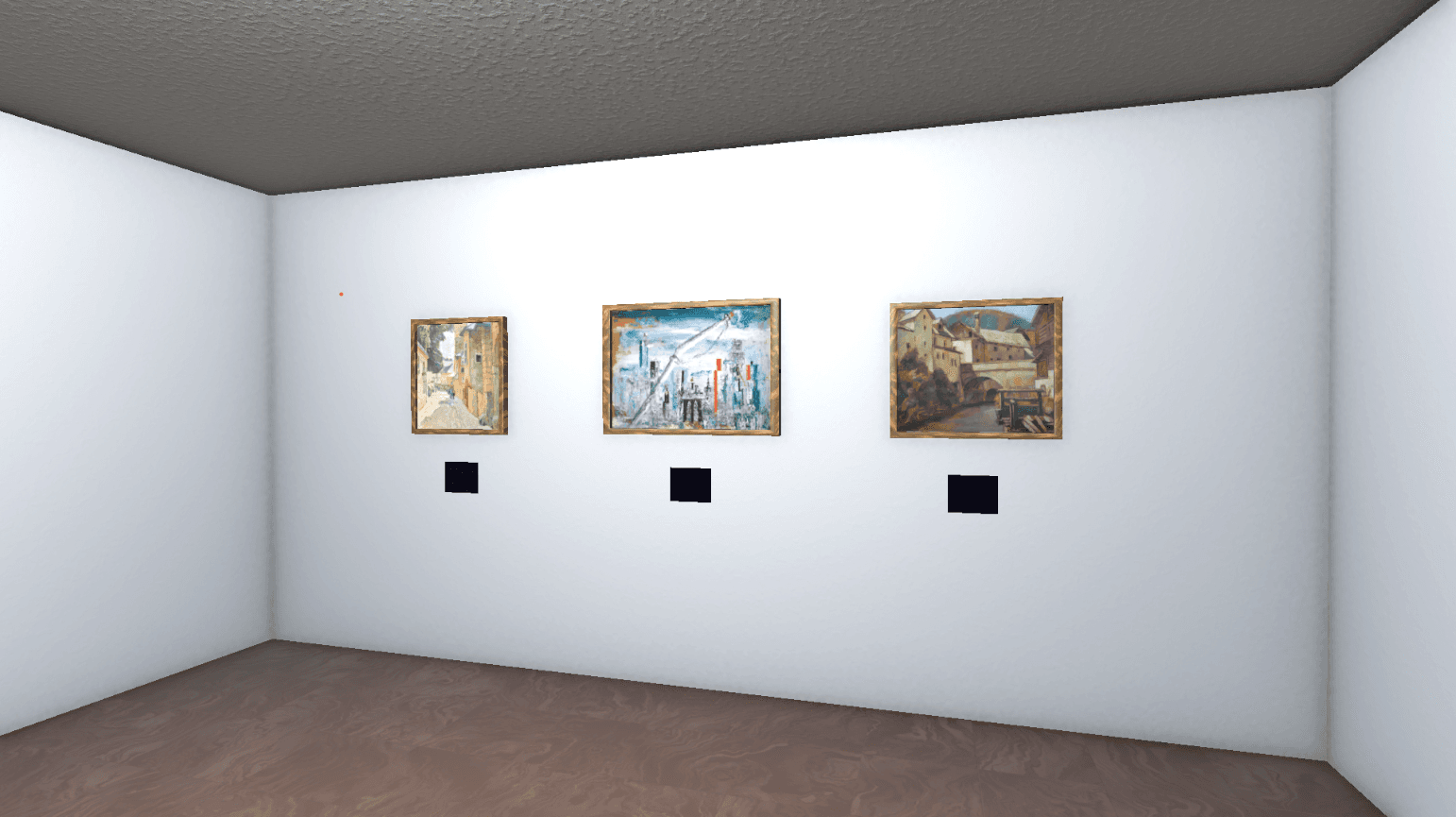 Ein Galerieraum mit weißen Wänden, in dem drei gerahmte Gemälde nebeneinander hängen; unter jedem Bild befindet sich ein schwarzes, quadratisches Etikett. Der Boden ist braun und die Decke grau.