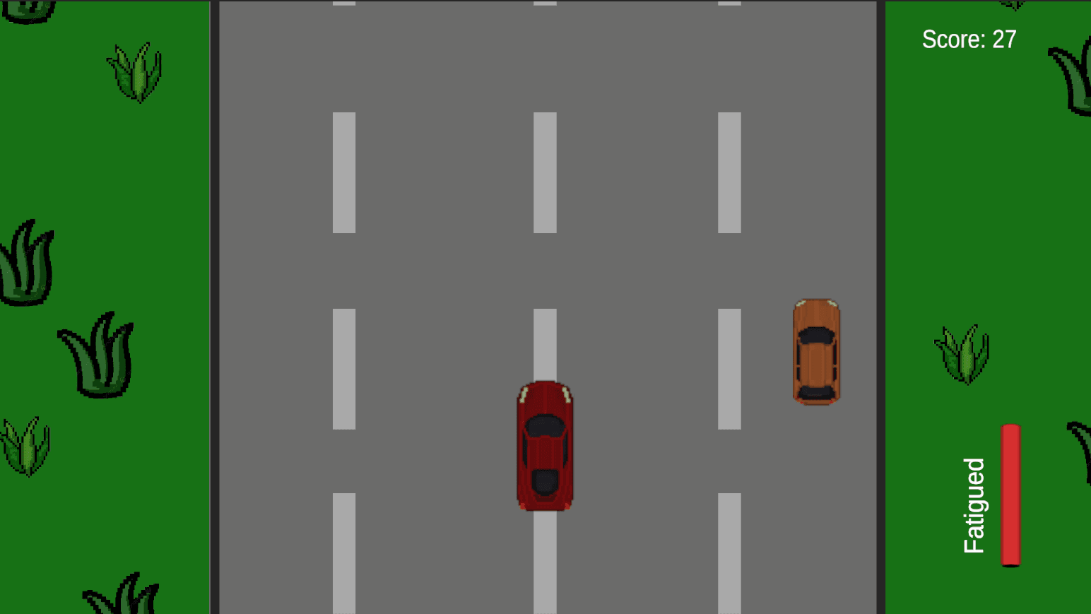Eine Draufsicht auf eine dreispurige Straße in einem Fahrspiel, auf der zwei Autos - ein rotes und ein braunes - fahren. Der Spielstand ist 27, und auf der rechten Seite erscheint eine Müdigkeitsmeldung. Grünes Gras säumt die Straße.