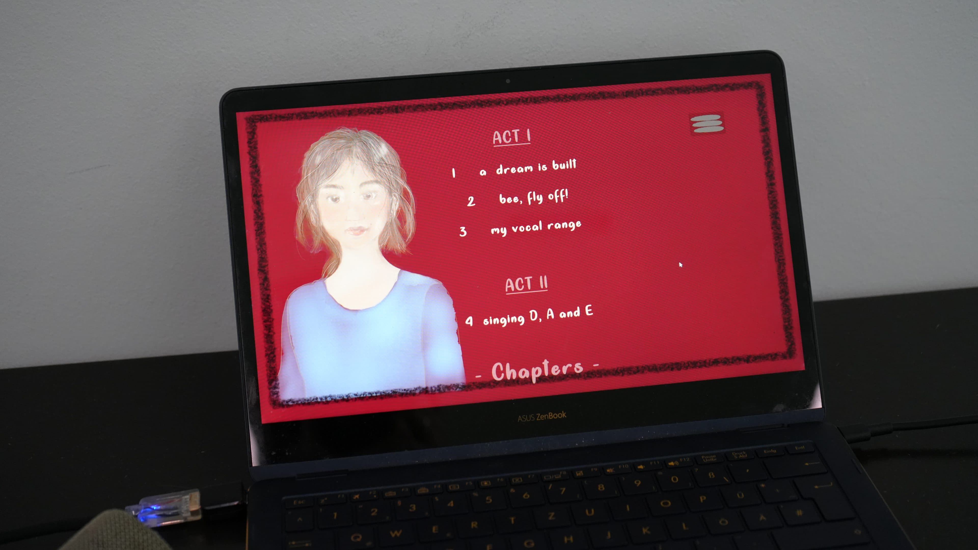 Auf einem Laptop-Bildschirm ist eine digitale Illustration einer Person mit kurzen braunen Haaren und einem blauen Hemd zu sehen, neben einem roten Hintergrund, auf dem die Kapitel „Akt I“ und „Akt II“ aufgeführt sind, darunter die Titel der Lieder oder Geschichten.