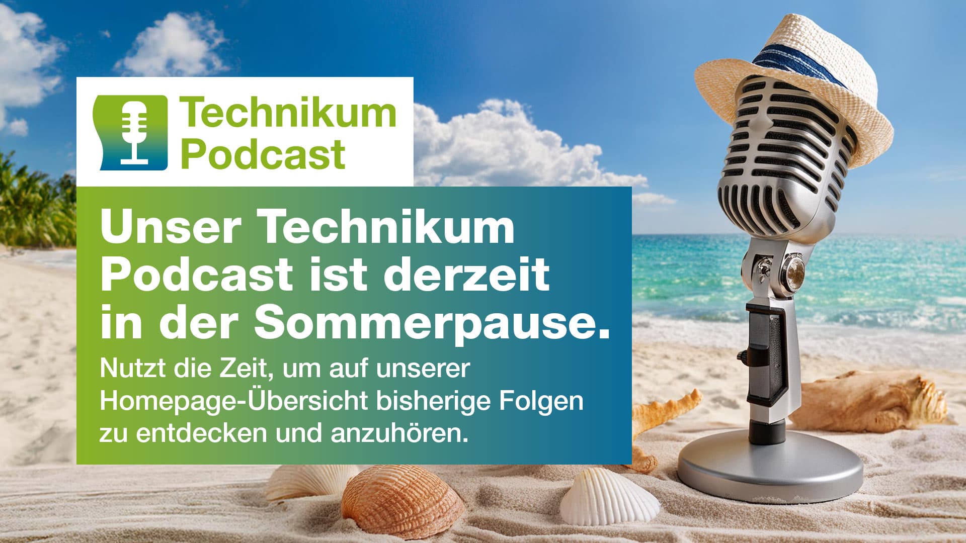 Ein Retro-Mikrofon mit Sonnenbrille und Hut steht am Strand. Ein Text in deutscher Sprache teilt mit, dass der Technikum-Podcast Sommerpause macht, und lädt die Hörer dazu ein, frühere Folgen zu entdecken.