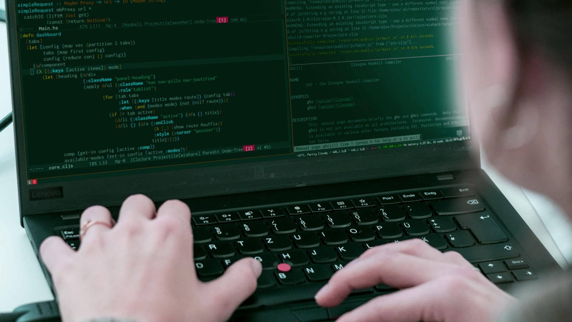 Person, die auf einem Lenovo-Laptop tippt, auf dessen Bildschirm mehrere Codezeilen angezeigt werden, mit einem Texteditor und Terminalfenstern in dunklem Design.