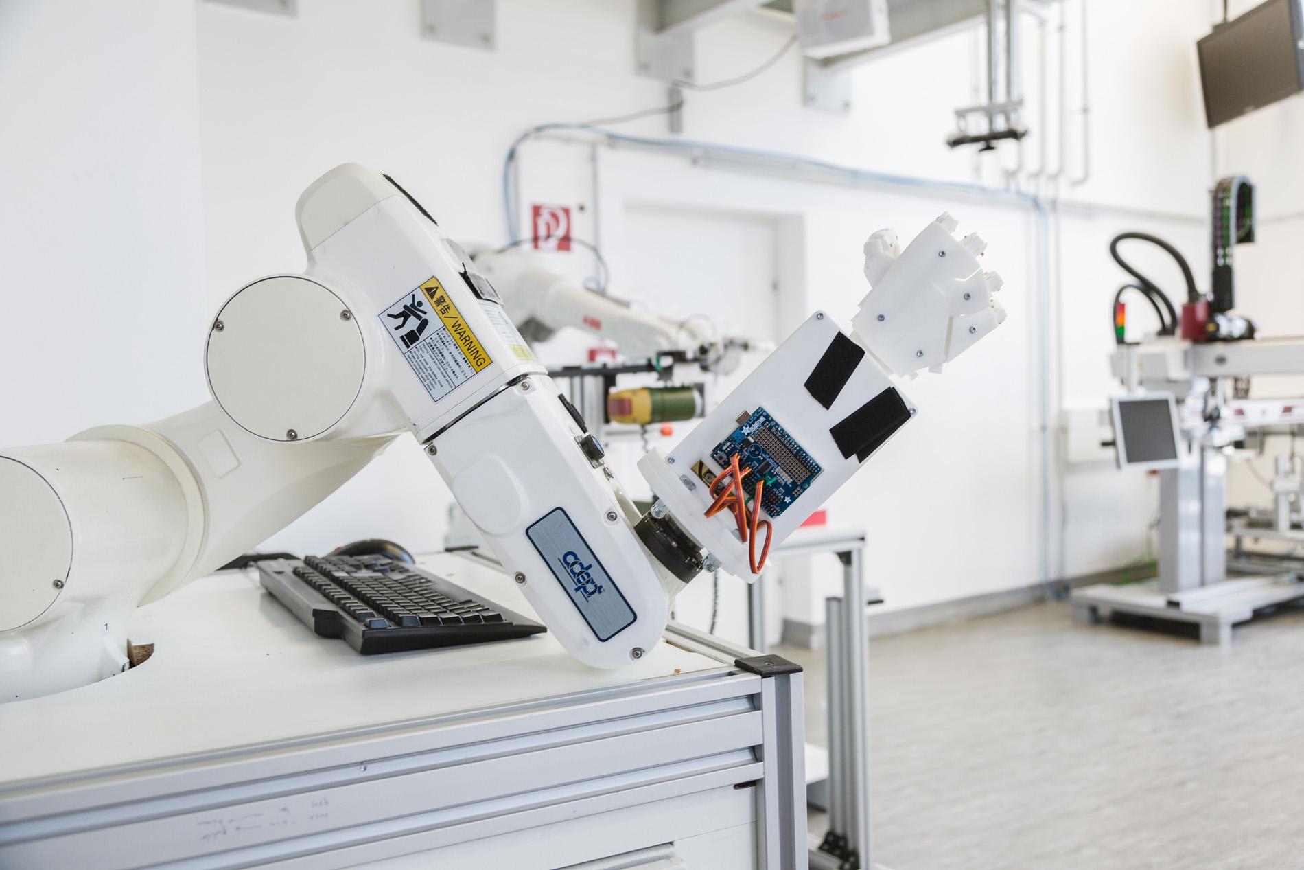 Roboterarm in der Digitalen Fabrik