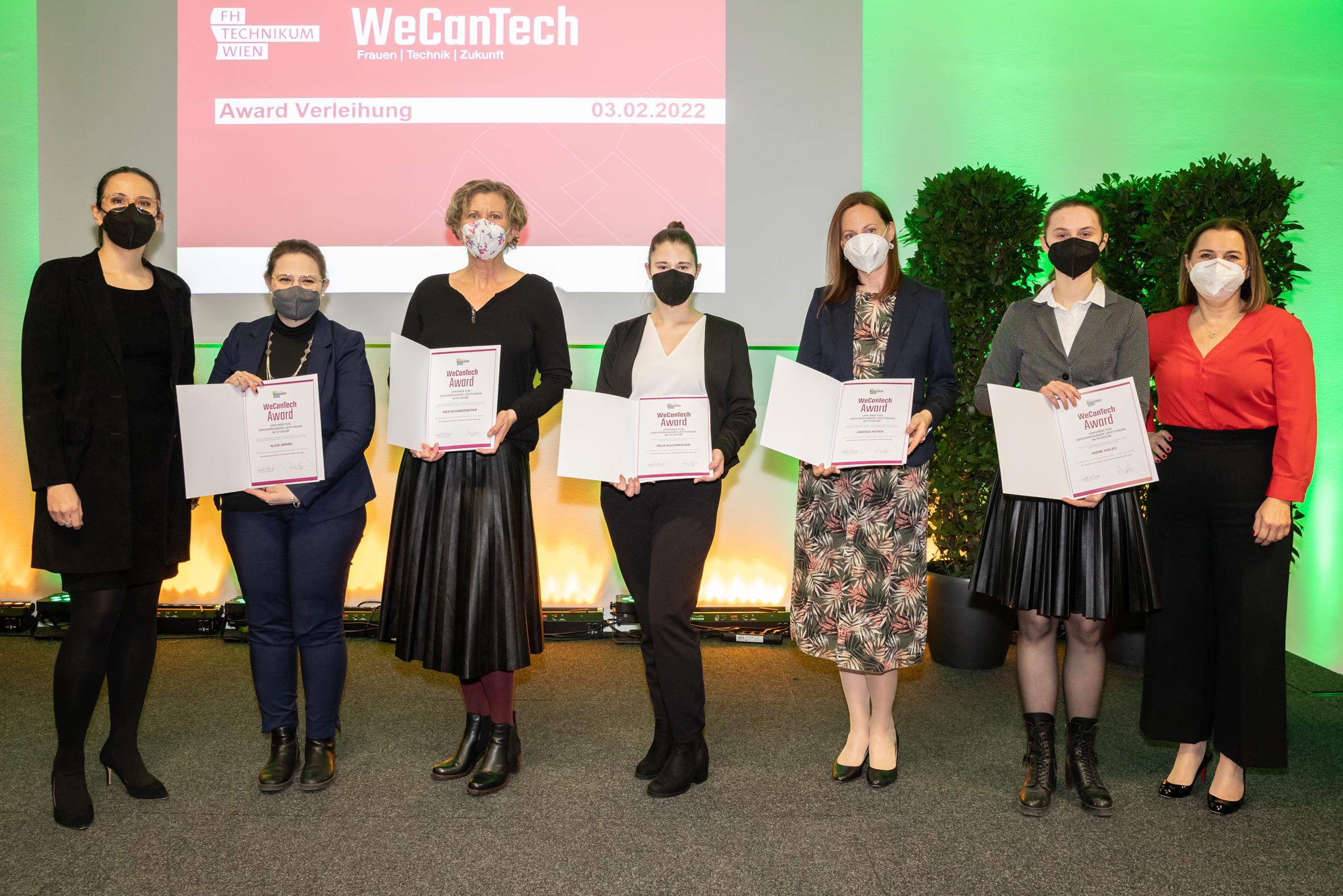 Rektorin Sylvia Geyer (ganz links) und Geschäftsführerin Gabriele Költringer (ganz rechts) mit fünf ausgezeichneten Studentinnen