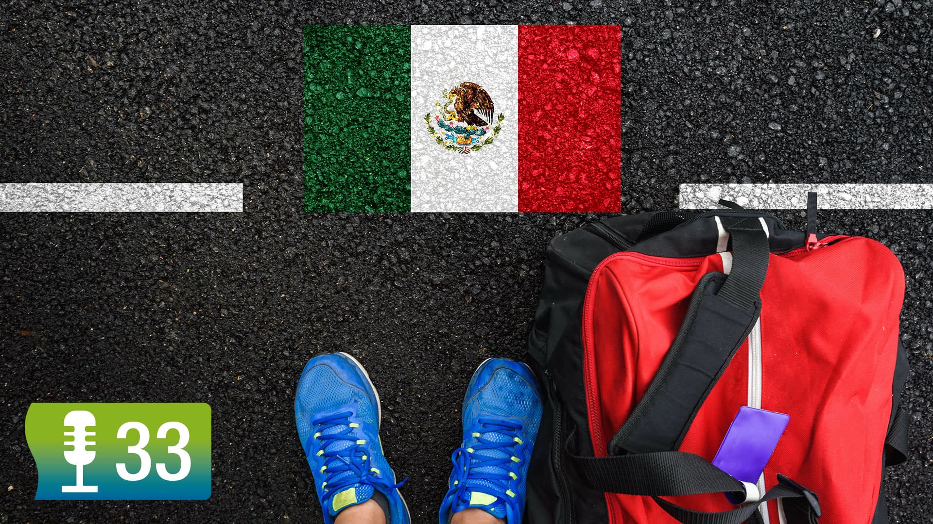 Mexikanische Flagge, Turnschuhe und eine Tasche