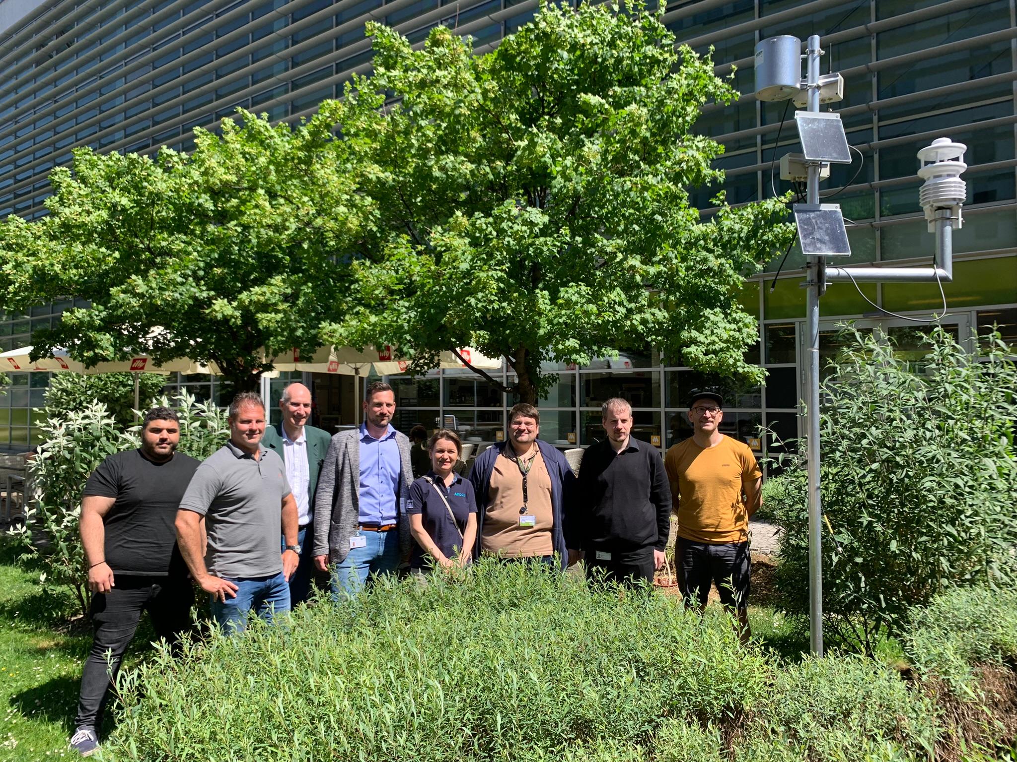 Gruppenfoto anlässlich Errichtung der IoT Wetterstation an der FHTW