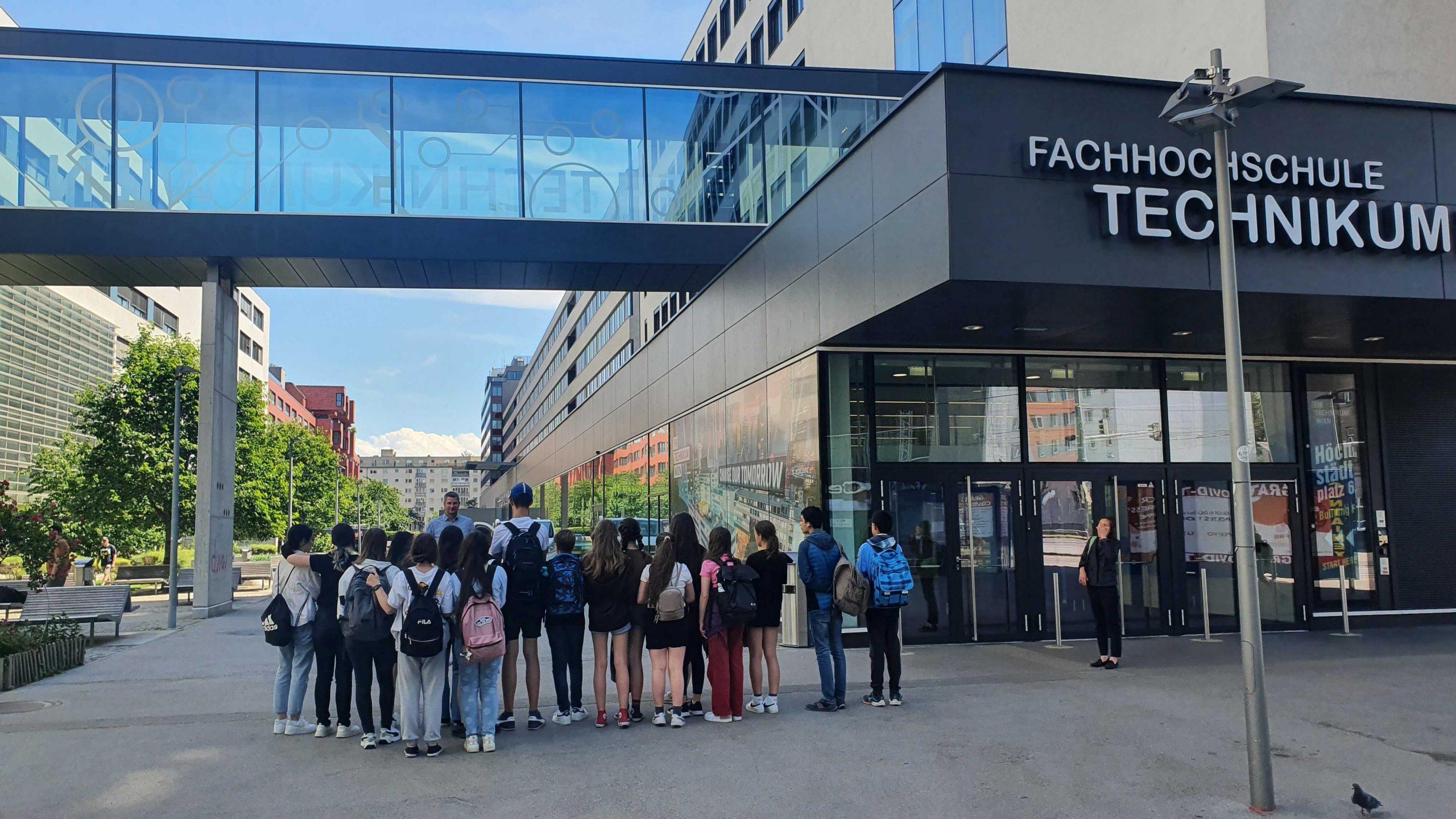 Schulklasse vor der FHTW