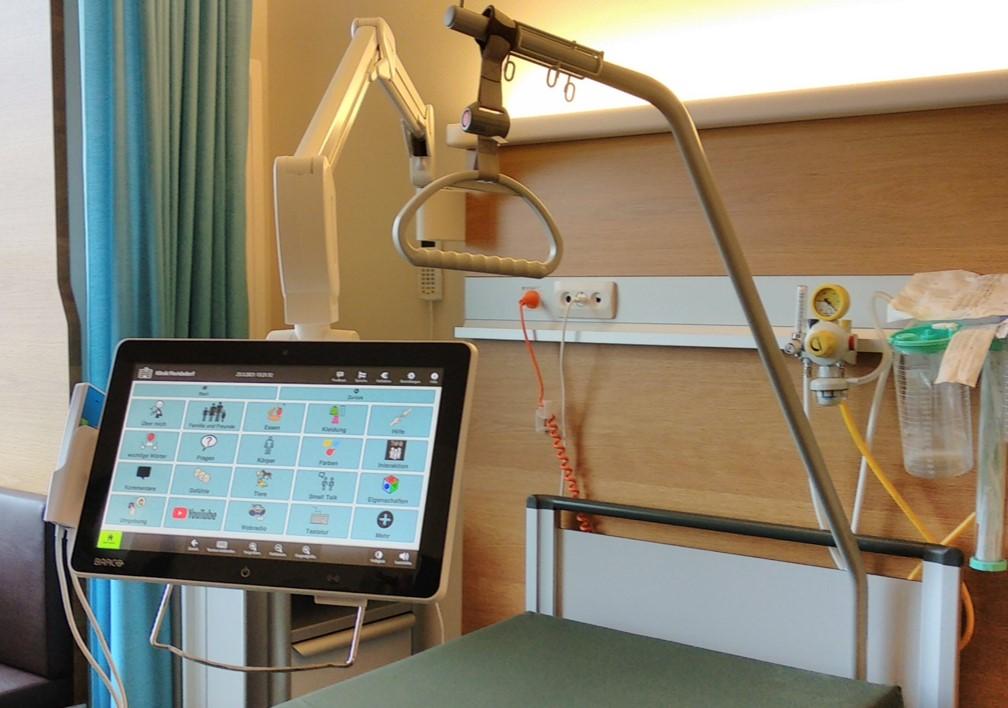 AsTeRICS Grid auf einem Bildschirm in der Klinik Floridsdorf