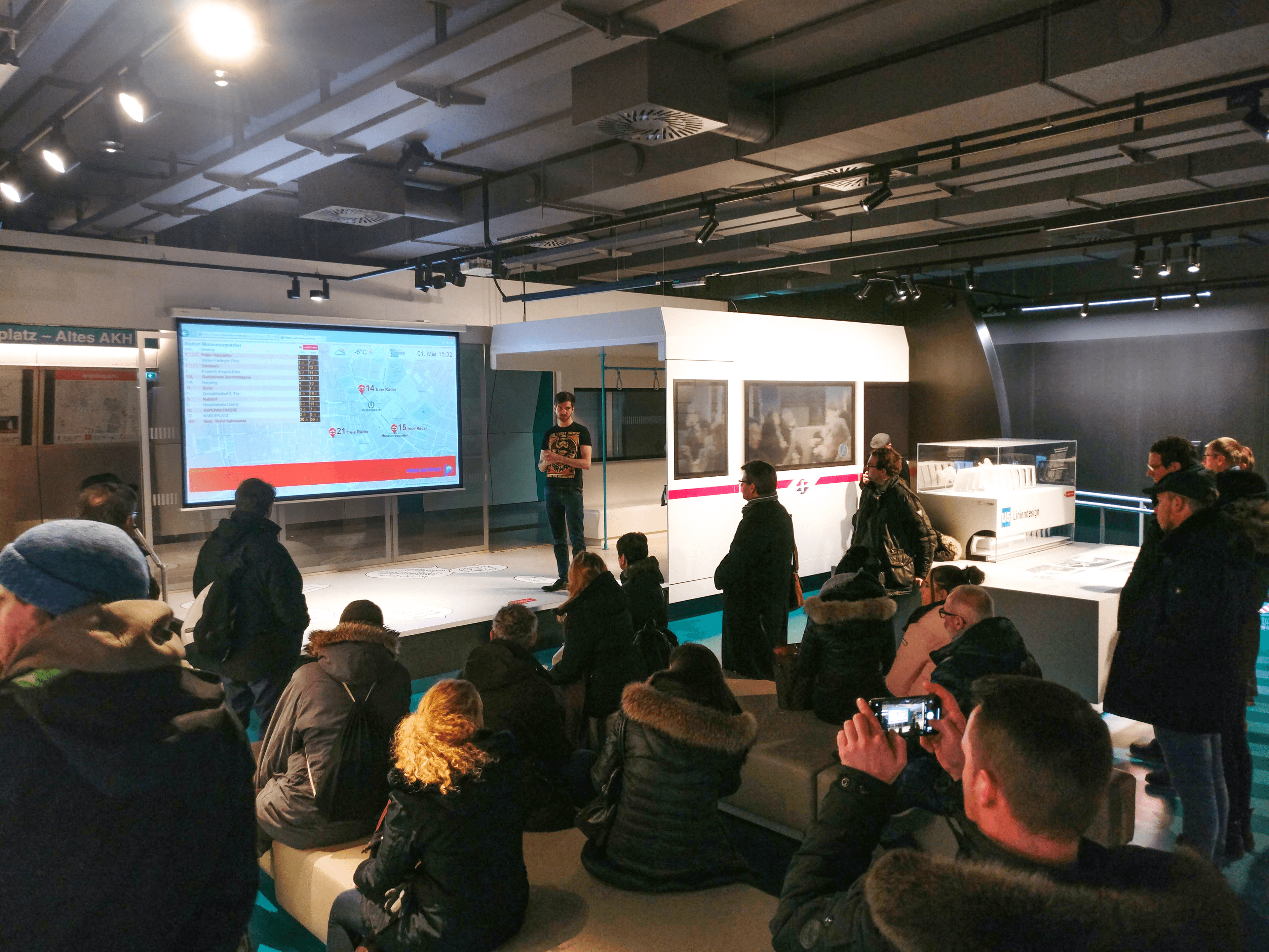 Foto vom Datenspaziergung - gezeigt wird die Präsentation des Abfahrtsmonitors - eine Entwicklung der FH Technikum Wien