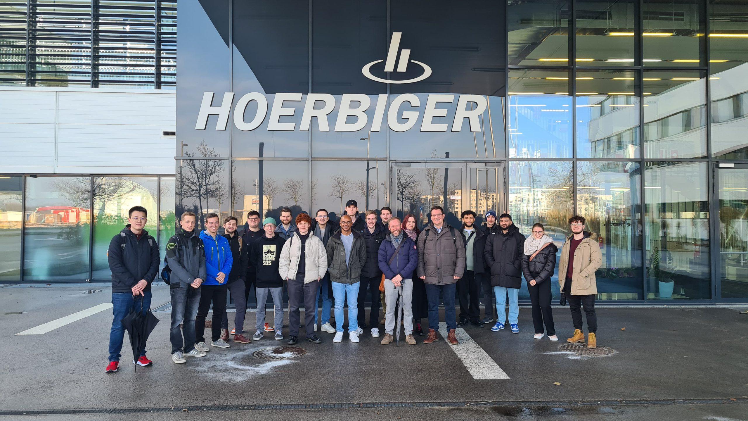 Gruppenfoto vor der Hörbiger Niederlassung