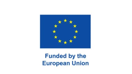 Eine blaue Flagge der Europäischen Union mit einem Kreis aus zwölf gelben Sternen, darüber der Text Funded by the European Union in Blau auf weißem Hintergrund.