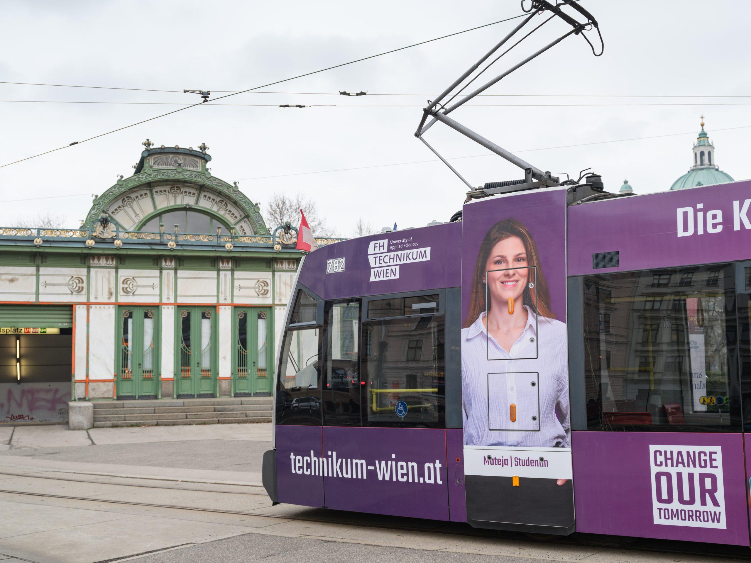 Straßenbahn vor Otto-Wagner-Pavillon