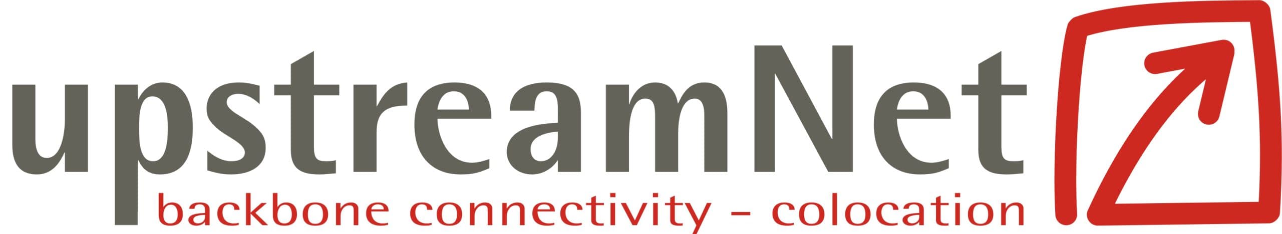 Logo für UpstreamNet mit dem Slogan Backbone Connectivity - Colocation in Rot und einem roten Quadrat mit einem Pfeil nach oben auf der rechten Seite.