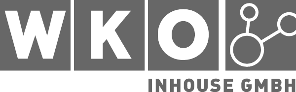 Logo mit vier grauen Quadraten: die ersten drei enthalten die weißen Buchstaben W, K und O. Das vierte hat eine Grafik aus drei miteinander verbundenen Kreisen. Darunter steht in grauen Großbuchstaben der Text INHOUSE GMBH.