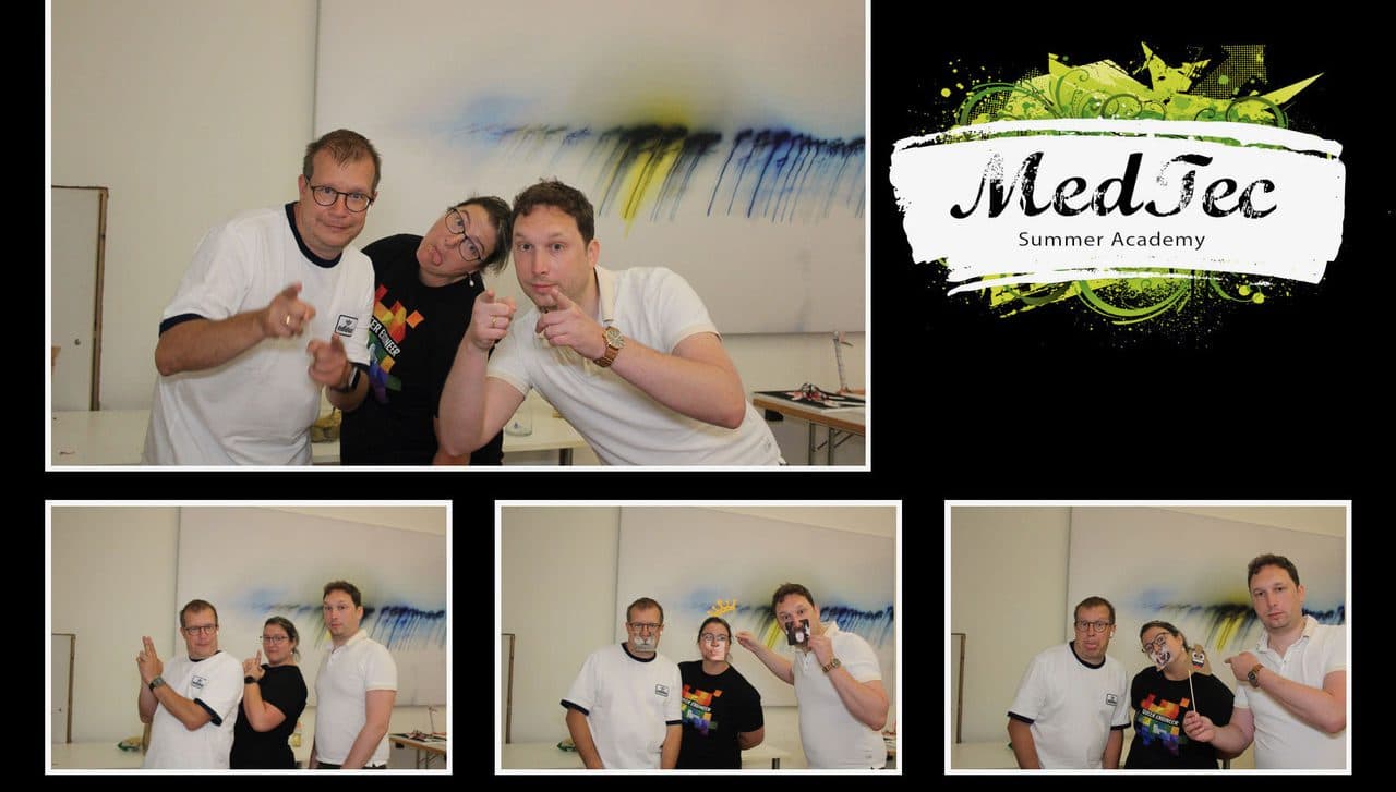 In einer Collage aus vier Fotos posieren drei Personen spielerisch in einem Klassenzimmer. Rechts ist ein farbenfrohes MedTec-Sommerakademie-Logo mit grünen Farbspritzern und stilisiertem Text zu sehen.