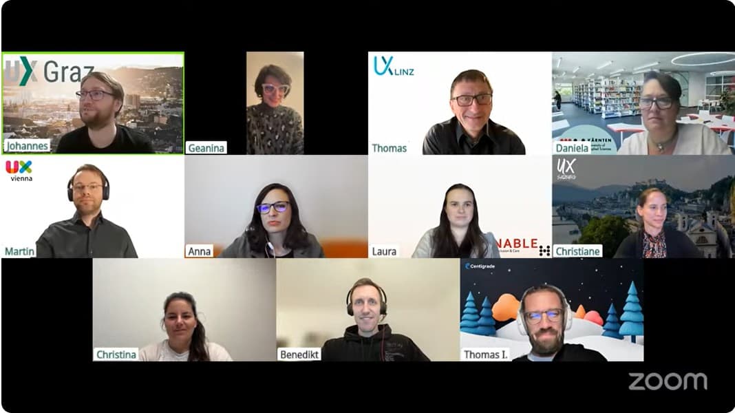 Ein Screenshot eines virtuellen Meetings mit zwölf Teilnehmern, die jeweils in einem eigenen Videofenster zu sehen sind. Einige haben einen professionellen oder kreativen virtuellen Hintergrund, und alle lächeln oder scheinen aufmerksam zu sein. In der Ecke ist das Zoom-Logo zu sehen.