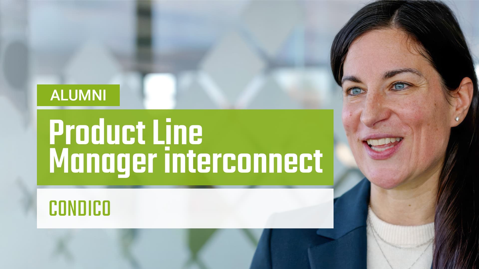Eine Frau mit langen dunklen Haaren und einem blauen Blazer lächelt, während sie in einem Haus steht. Der Text über dem Bild lautet: ALUMNI Product Line Manager interconnect CONDICO.