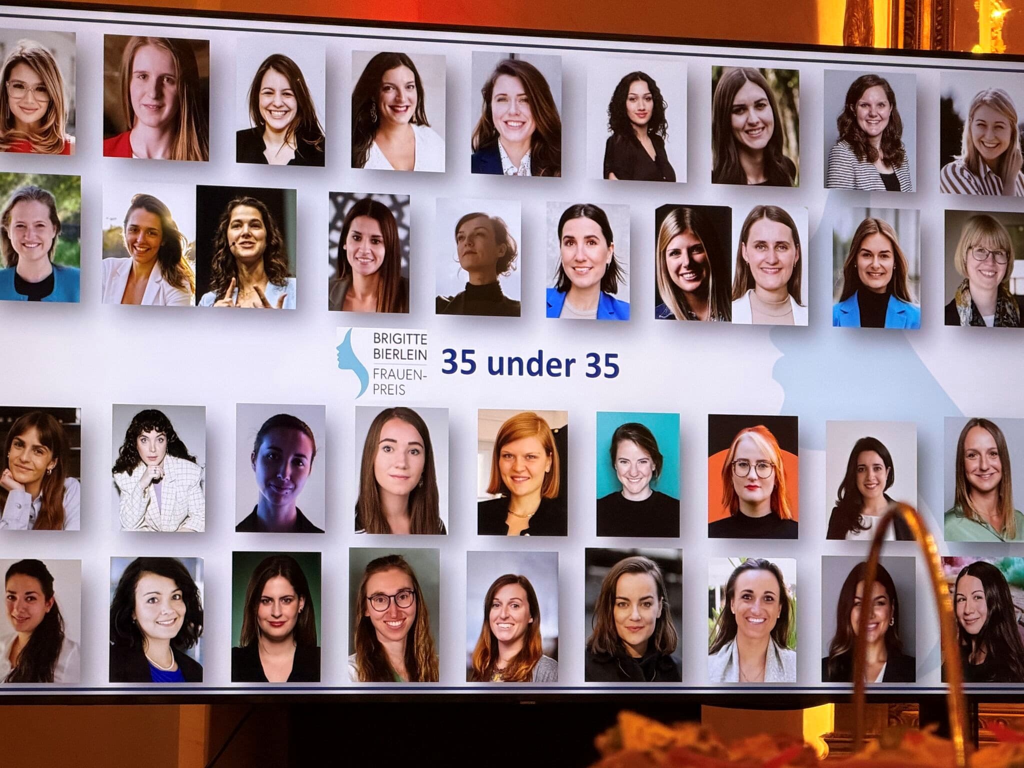 Unter dem Titel 35 unter 35 und Brigitte Bierlein Frauen-Preis wird eine Collage von 35 Fotos junger Frauen auf einer Leinwand gezeigt, die auf die Preisträgerinnen oder Ausgezeichneten hinweist.
