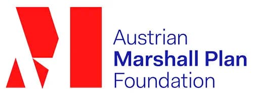 Logo der österreichischen Marshallplan-Stiftung mit einem roten abstrakten geometrischen Symbol auf der linken Seite und dem Namen der Stiftung in blauer Schrift auf der rechten Seite.