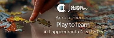 Eine Hand legt ein Puzzlestück auf einen Tisch. Der Text lautet: KLIMAUNIVERSITÄT Jahrestagung Spiel zum Lernen in Lappeenranta 4-5.11.2025.