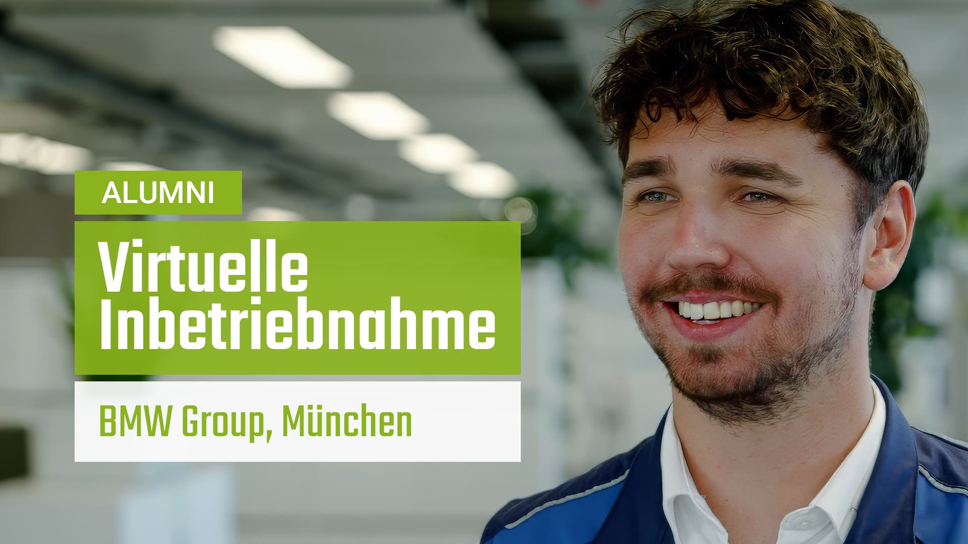 Ein lächelnder Mann mit lockigem braunem Haar steht in einem hellen Büroraum. Der überlagerte Text lautet: ALUMNI Virtuelle Inbetriebnahme BMW Group, München auf einem grünen und weißen Hintergrund.