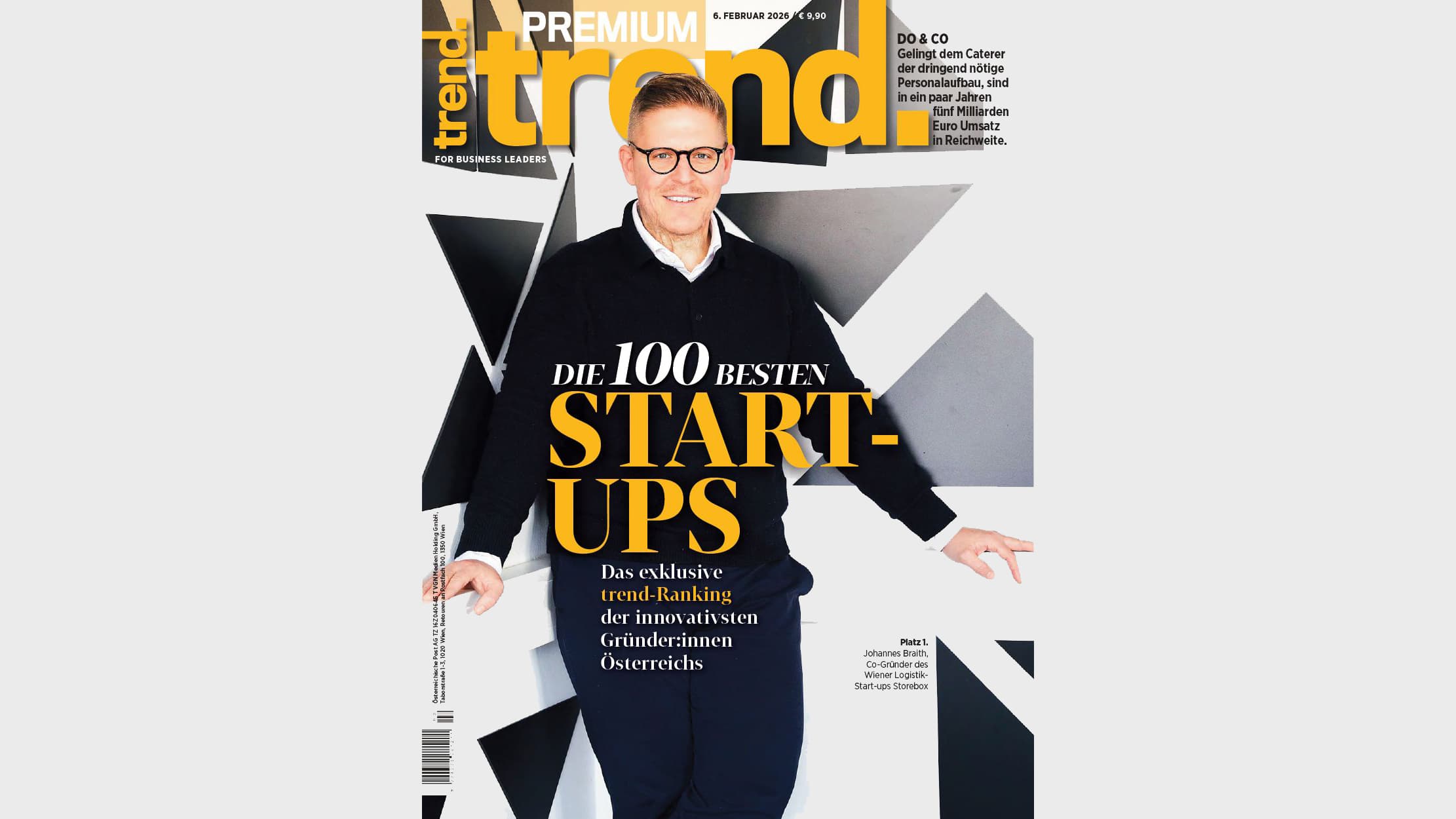 Ein Mann mit Brille und dunklem Pullover steht lächelnd auf dem Cover eines Trendmagazins. Die Überschrift lautet