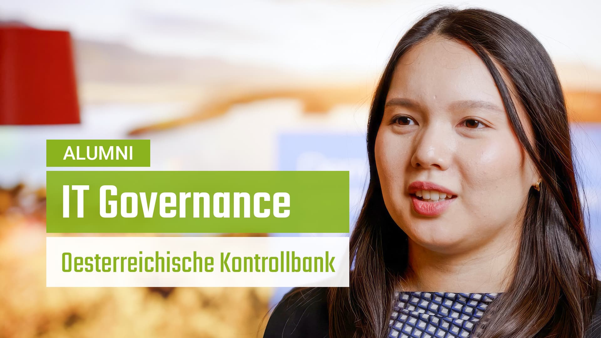 Eine Frau mit langen dunklen Haaren spricht, mit Text auf dem Bild lesen ALUMNI IT Governance Oesterreichische Kontrollbank auf einem grünen und weißen Banner. Der Hintergrund ist mit warmen Farben verschwommen.