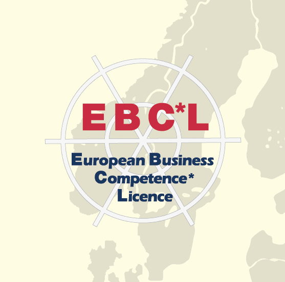 Logo mit dem Text EBC*L European Business Competence* Licence über einer Europakarte, mit einem kreisförmigen Fadenkreuz in der Mitte des Logos.