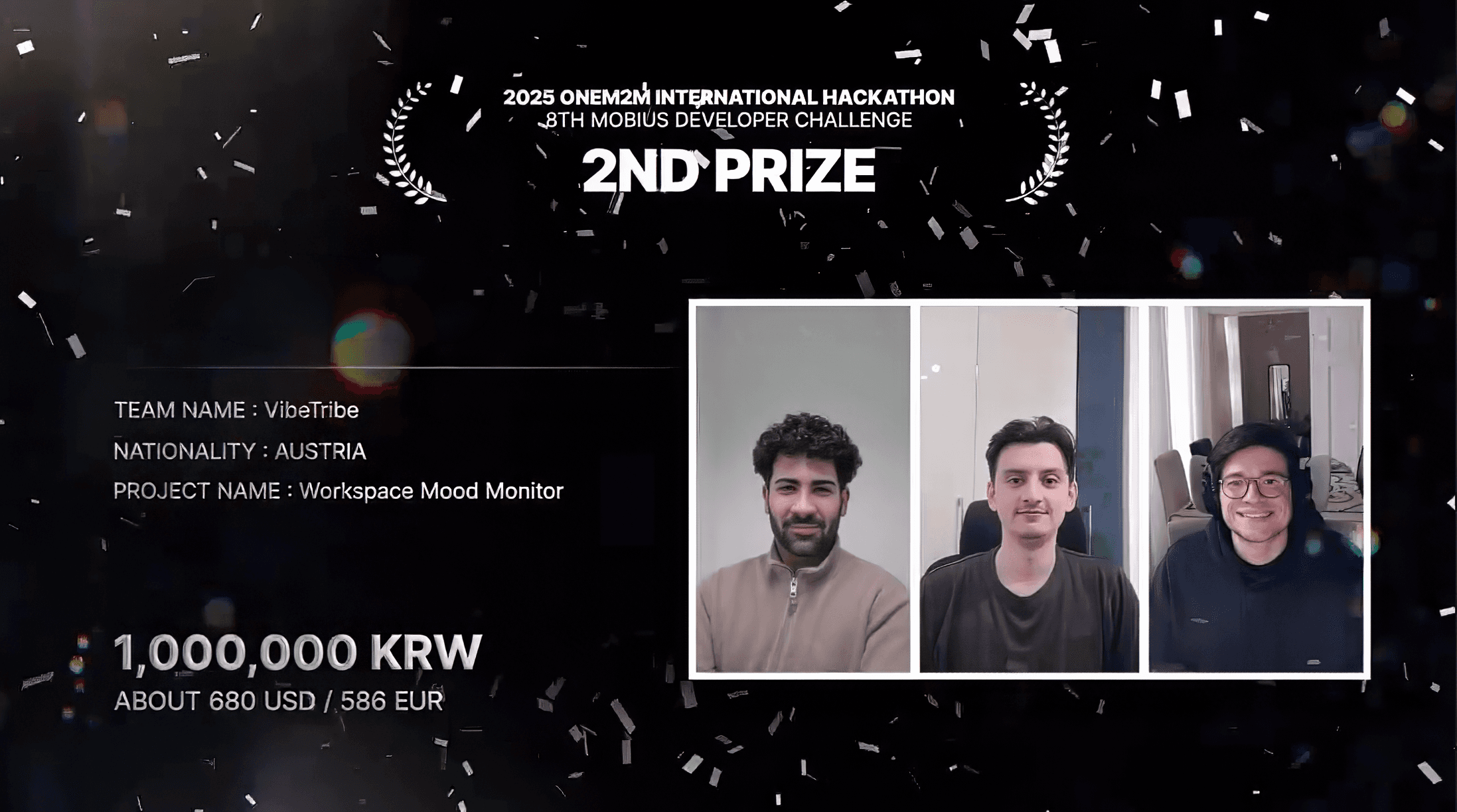 Drei Personen lächeln in die Kamera auf einer Präsentationsfolie, die die Gewinner des zweiten Preises des OneM2M International Hackathon 2023 ankündigt. Ihr Projekt ist