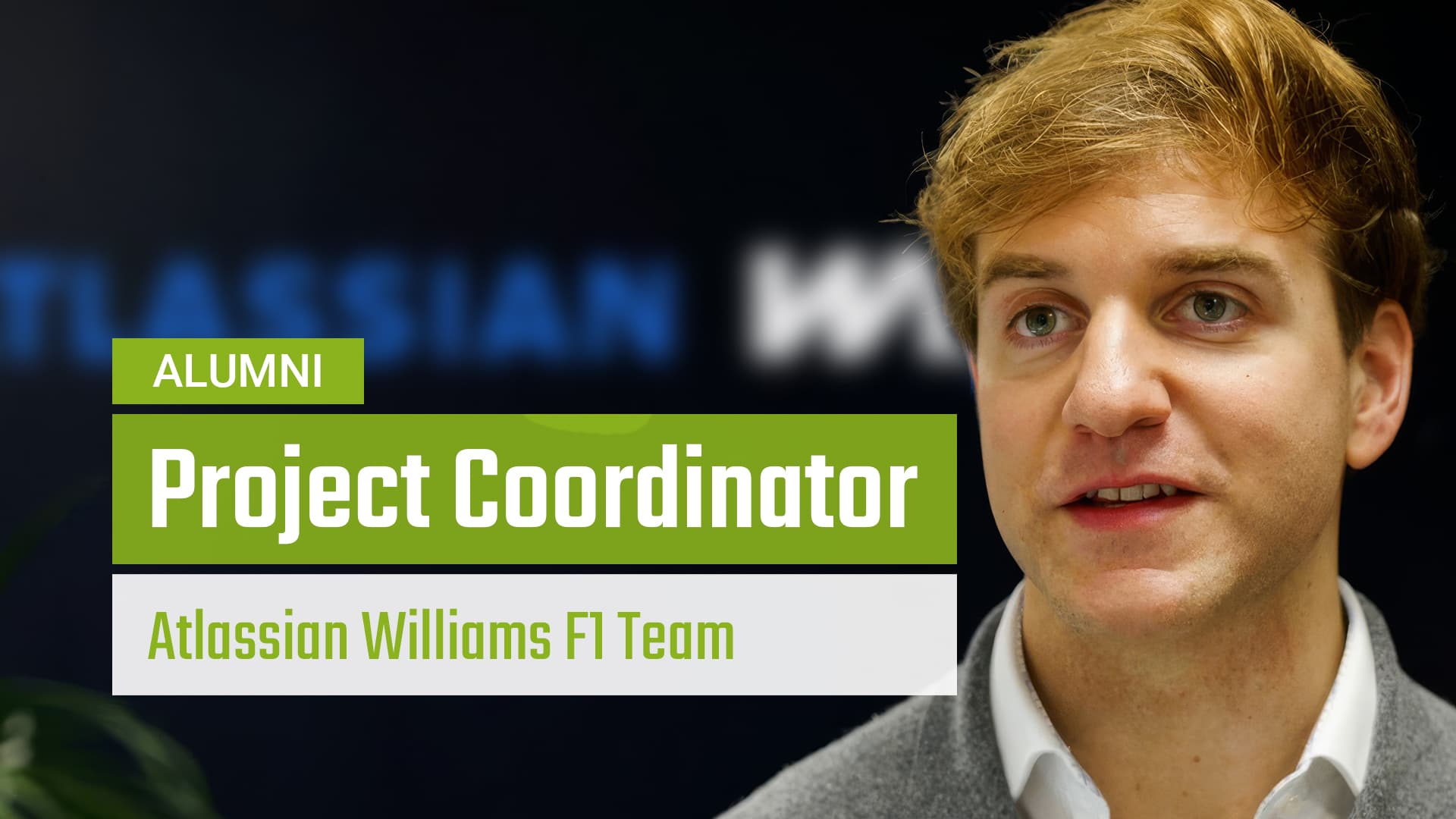 Ein junger Mann mit hellbraunem Haar und einer Anzugsjacke steht vor einem unscharfen Hintergrund. Der überlagerte Text lautet: ALUMNI Projektkoordinator Atlassian Williams F1 Team.