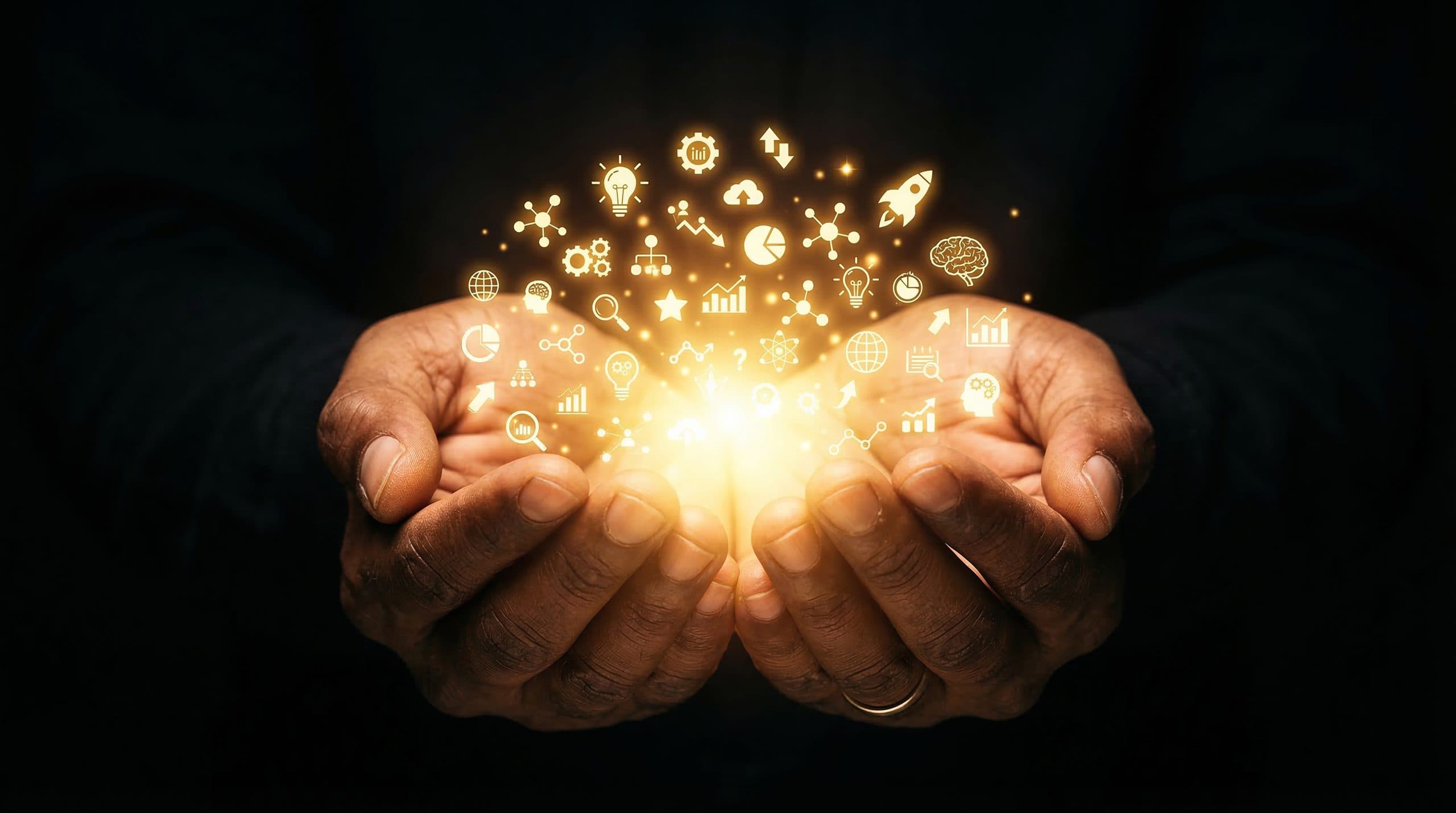Ein Paar Hände, die ein leuchtendes Licht schröpfen, mit verschiedenen digitalen Symbolen wie Graphen, Zahnrädern, Raketen und Netzwerksymbolen, die aus dem Licht strahlen und Innovation und Technologie symbolisieren.